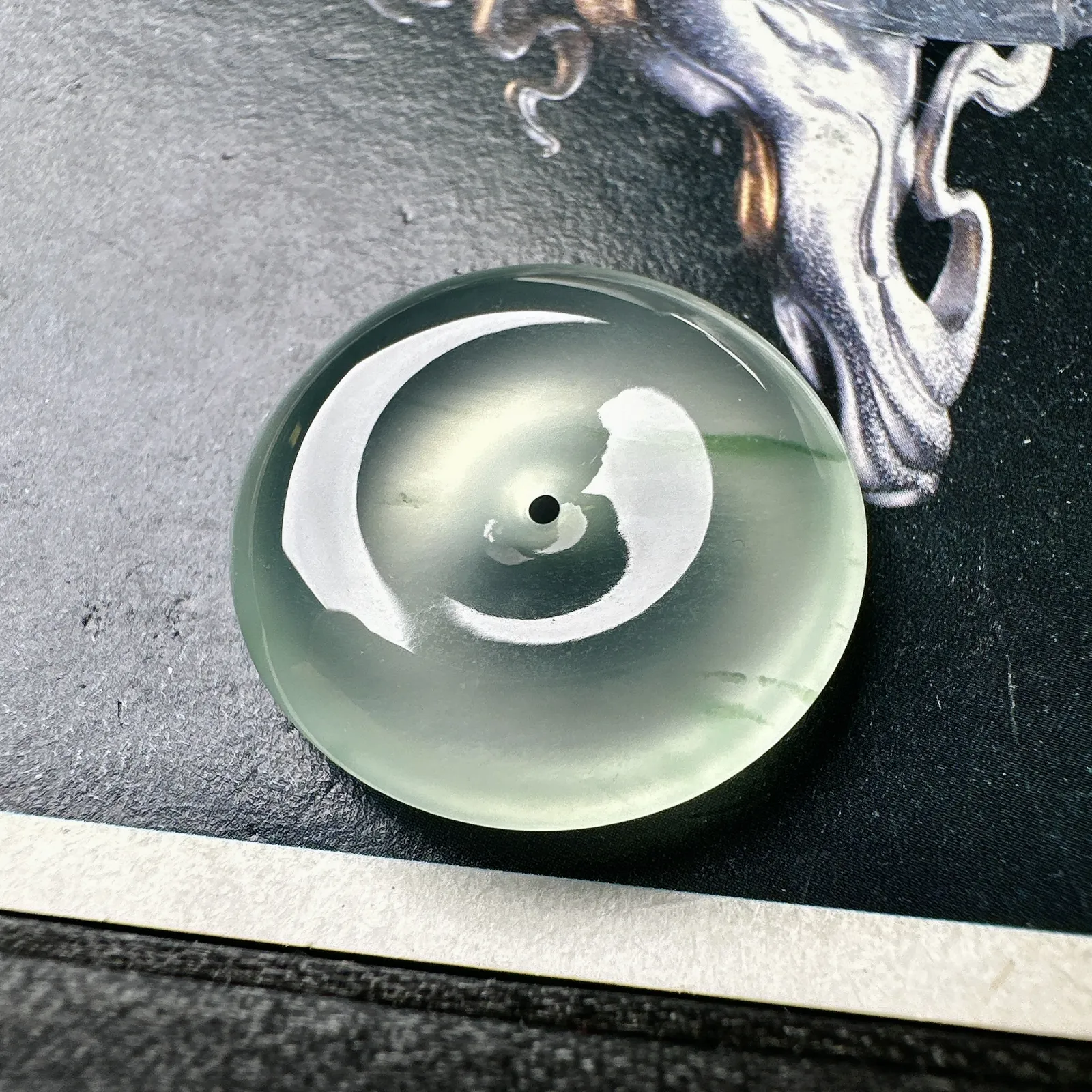 【玻璃种飘花平安扣】质地非常细腻，冰润十足，种老冰透，荧光闪耀