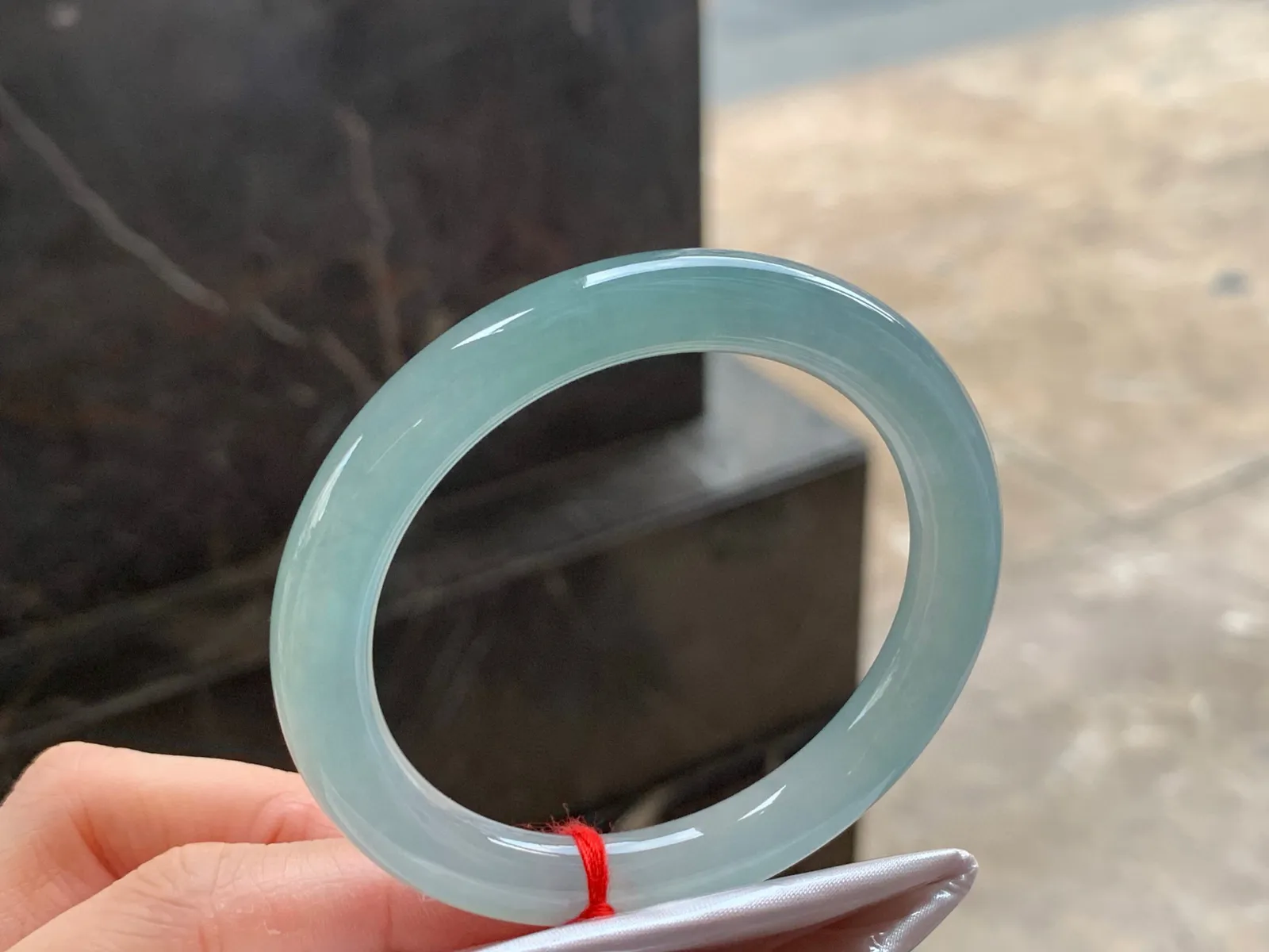 细圆条手镯
水润清爽 52.3/8.8/8.4mm
