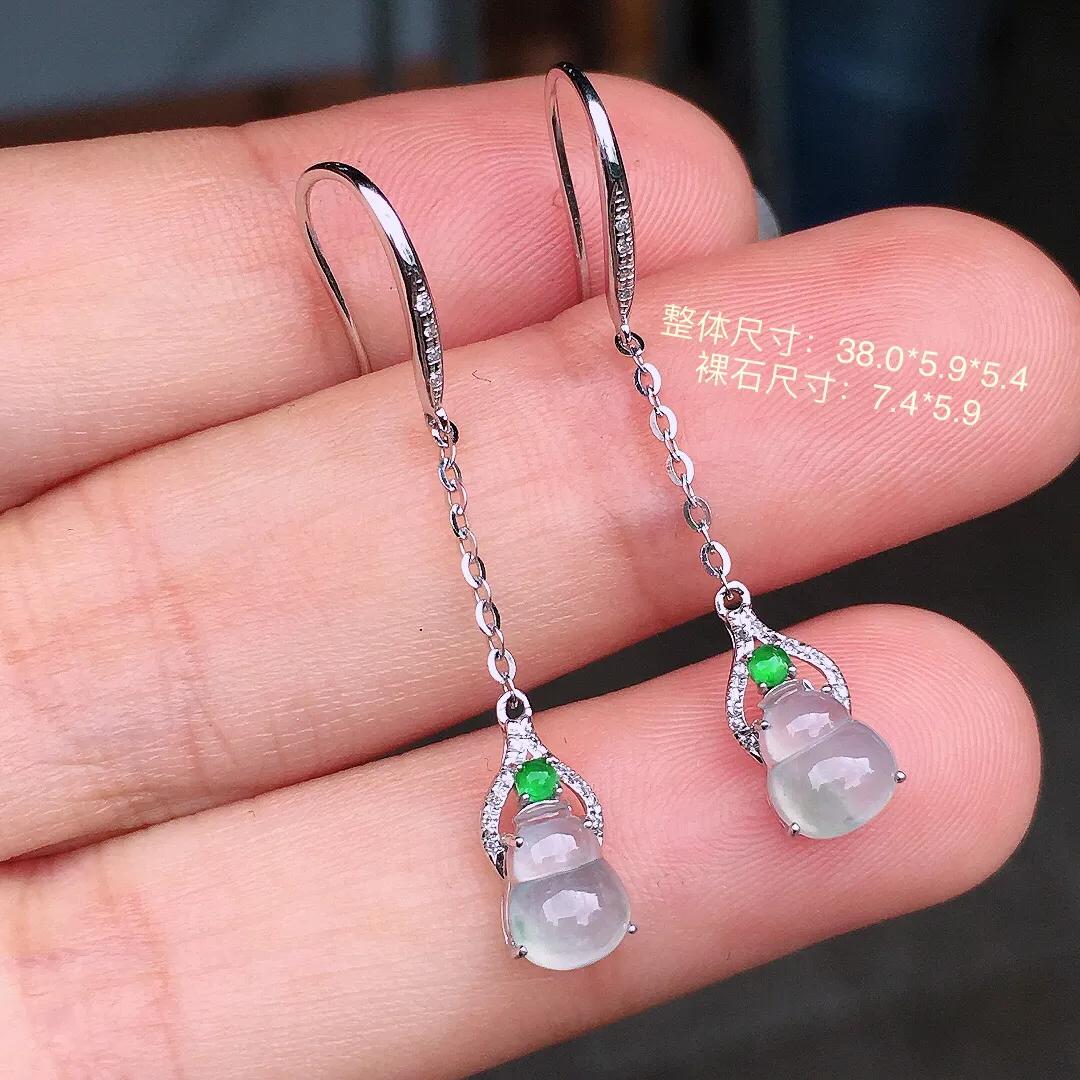冰种葫芦耳坠，玉质细腻，荧光感超
强，饱满水润，气质满满。18k
金豪华镶嵌