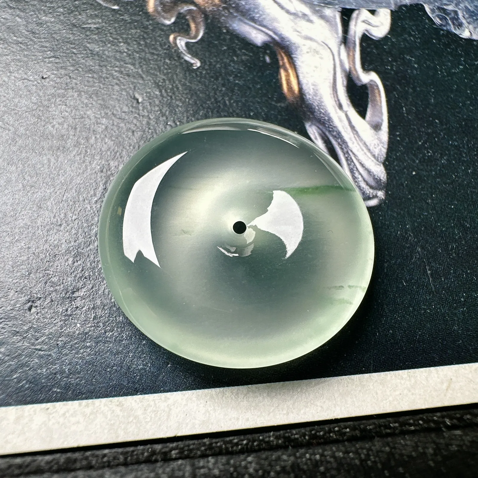 【玻璃种飘花平安扣】质地非常细腻，冰润十足，种老冰透，荧光闪耀