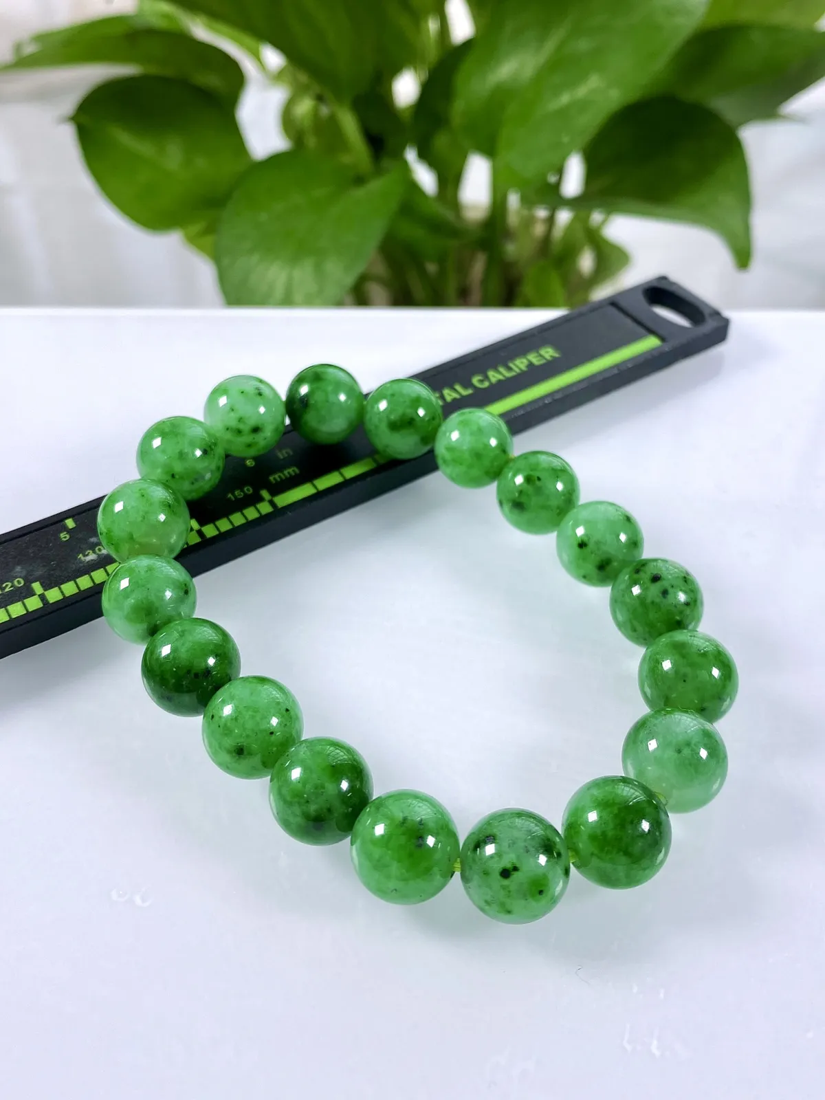 缅甸天然翡翠A货，卡10.8冰种起胶满绿辣阳绿圆珠手串手链，尺寸：10.8mm/18颗，重量：36.