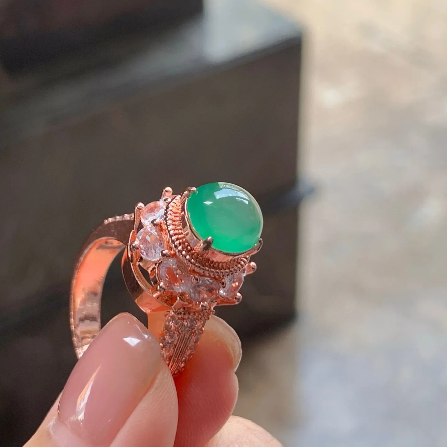 冰种晴绿蛋面
清爽 铜托