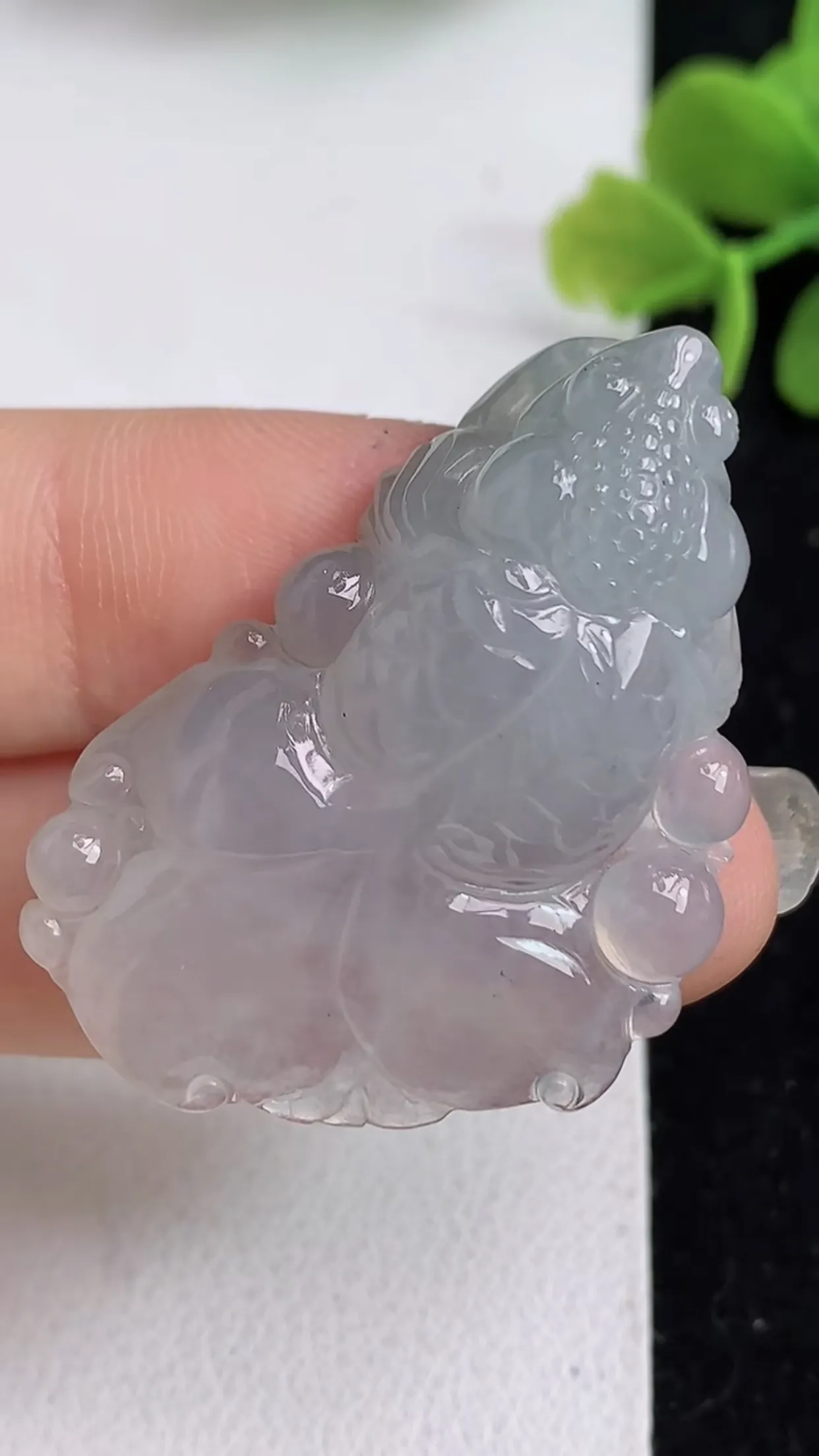 缅甸天然翡翠a货 老坑料起胶冰种 年年有余吊坠，尺寸37.6-27.5-9.8mm  y 10.82