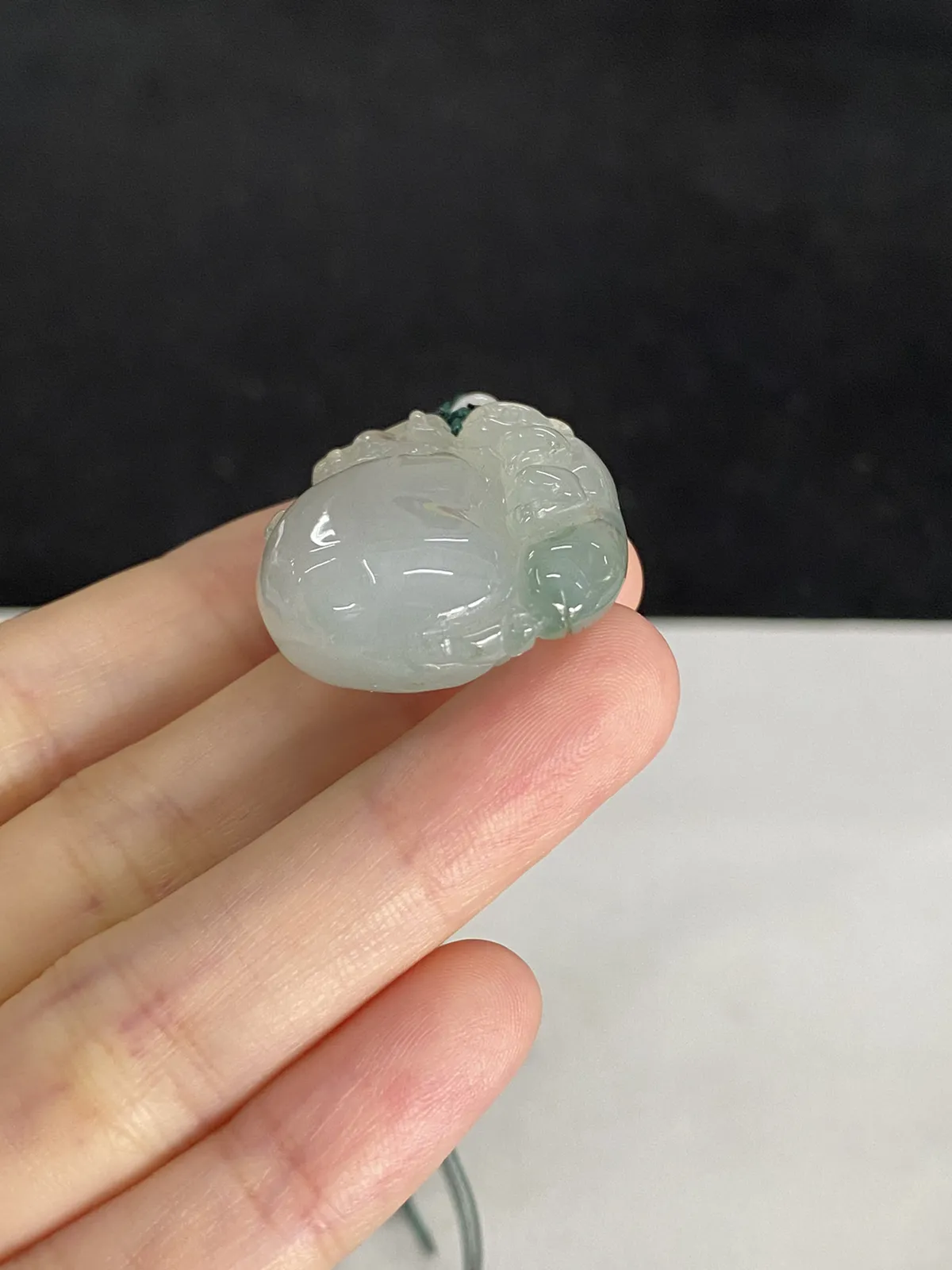 翡翠冰糯种淡绿色吊坠，配珠未测