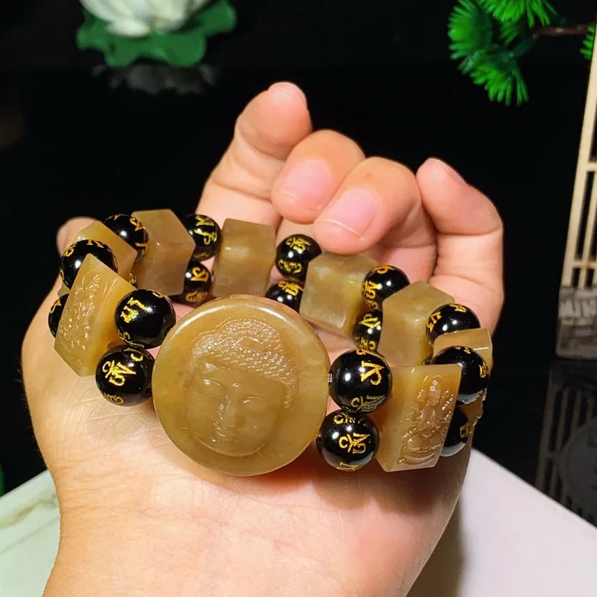 新疆且末糖大日如来八大守护神手牌。尺寸28/11重76克。玉质细腻油润。手推出油。佩戴高端大气。lt250421
