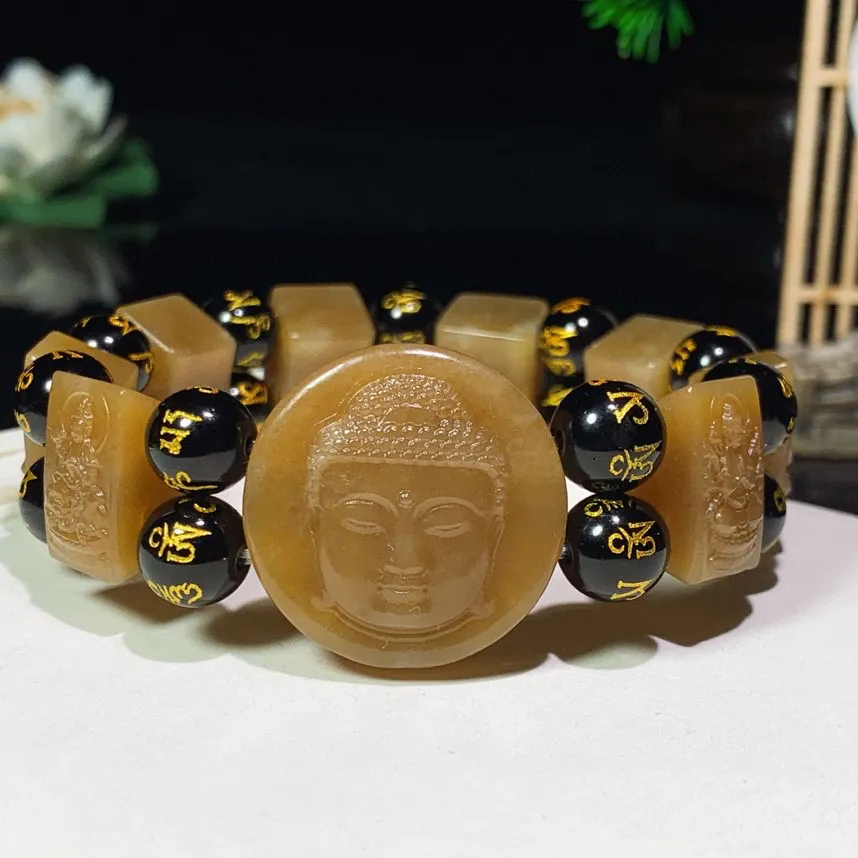 新疆且末糖大日如来八大守护神手牌。尺寸28/11重76克。玉质细腻油润。手推出油。佩戴高端大气。lt