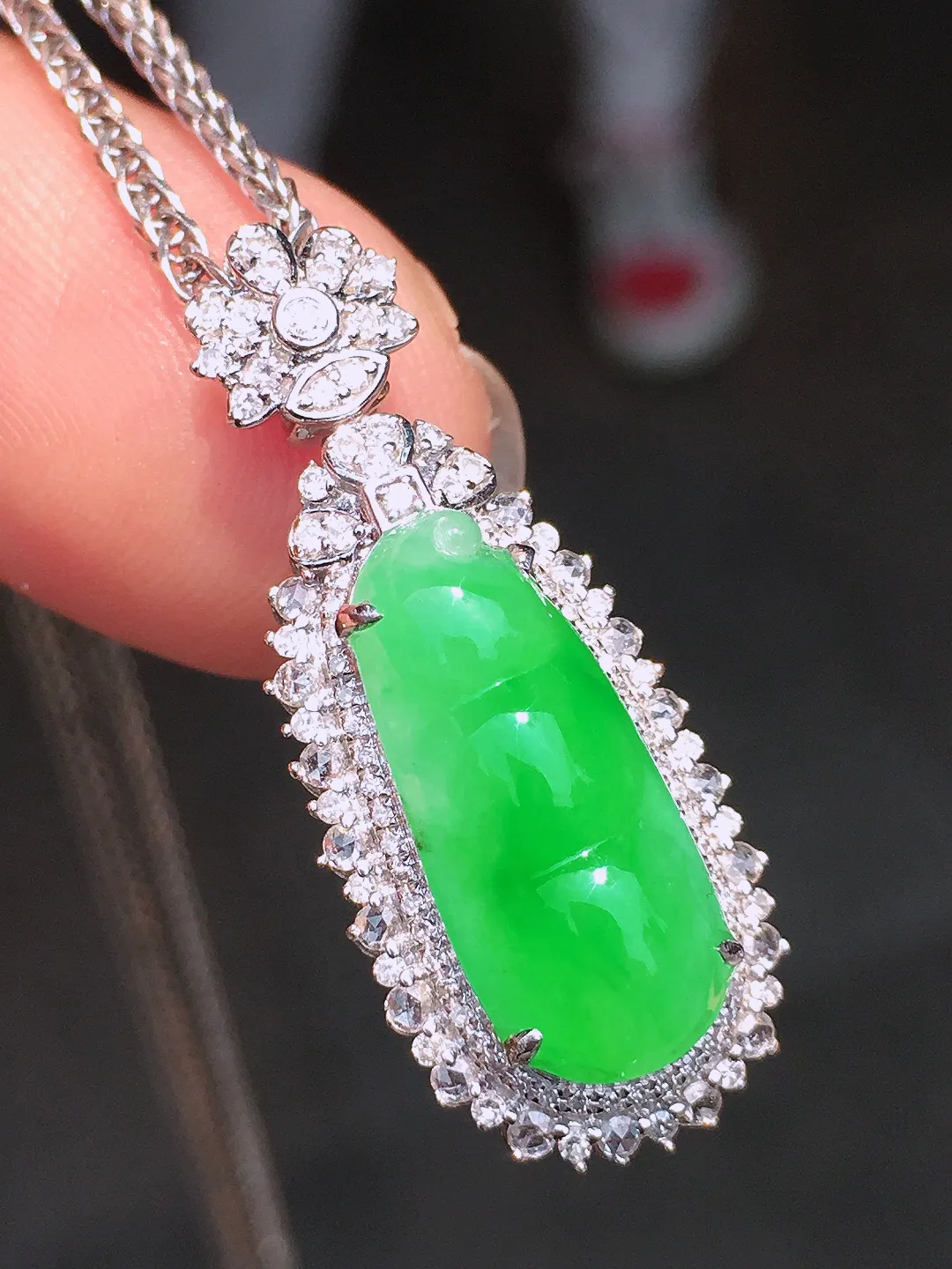 阳绿福豆吊坠，色泽均匀艳丽，玉质细腻，荧光感超
强，饱满水润，气质满满。18k
金豪华镶嵌