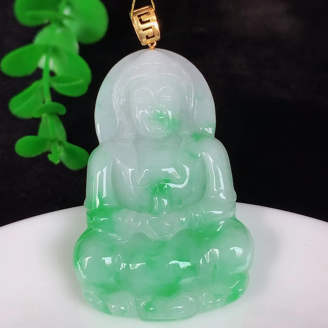 自然光实拍，18K金镶嵌冰糯种飘阳绿翡翠观音吊坠，赐福翡翠观音，翠色迷人，观音面相端庄，佩戴时尚出众