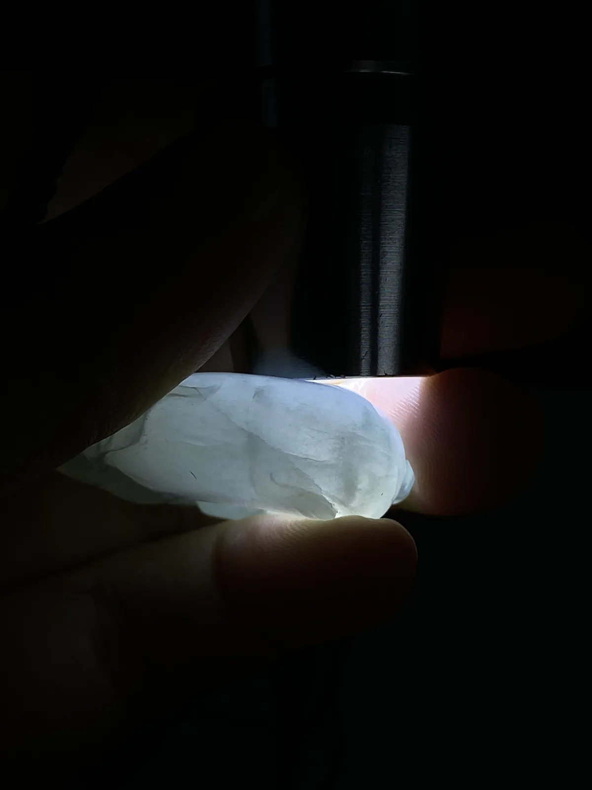翡翠冰糯种淡绿色吊坠，配珠未测