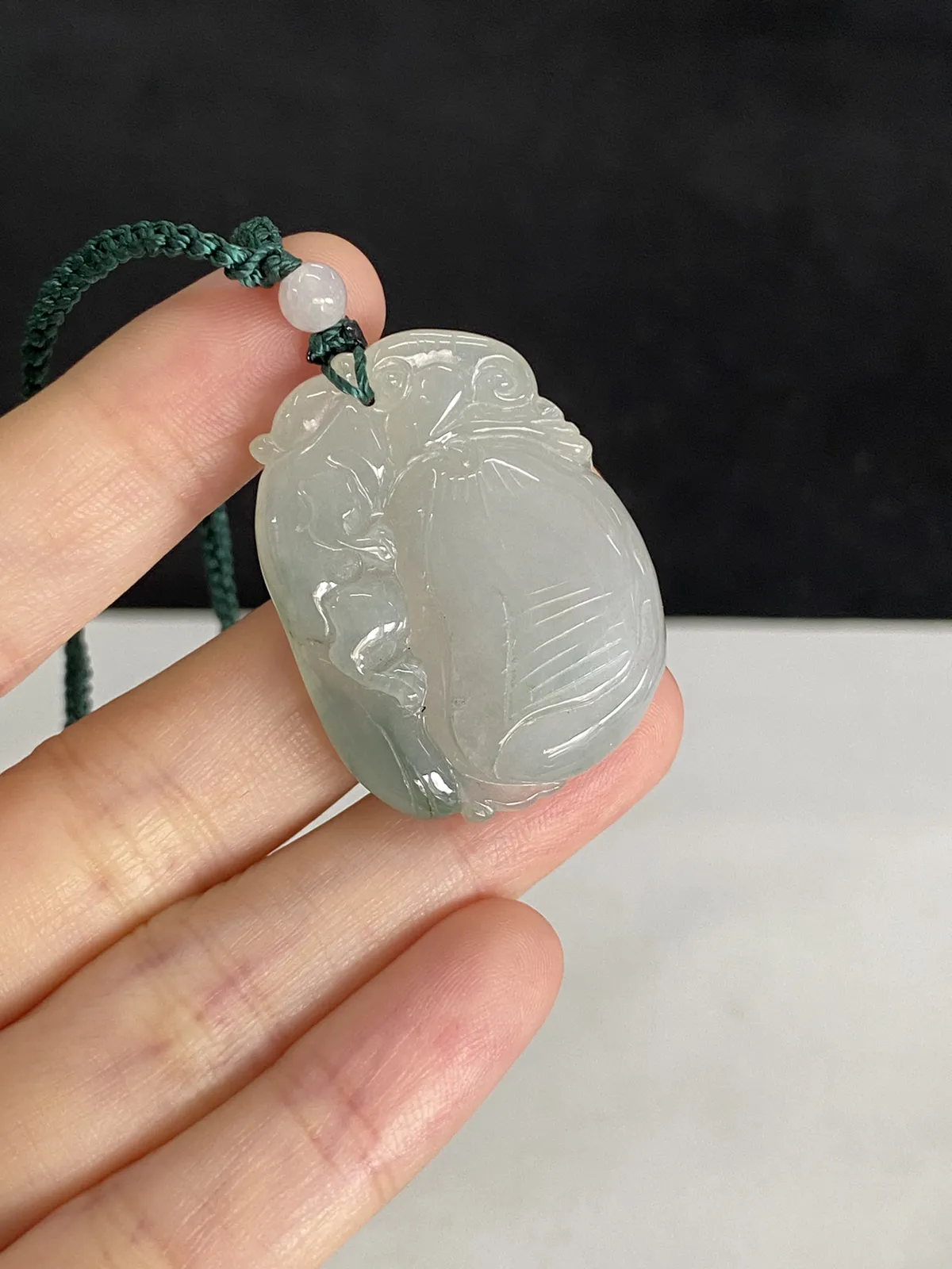 翡翠冰糯种淡绿色吊坠，配珠未测
