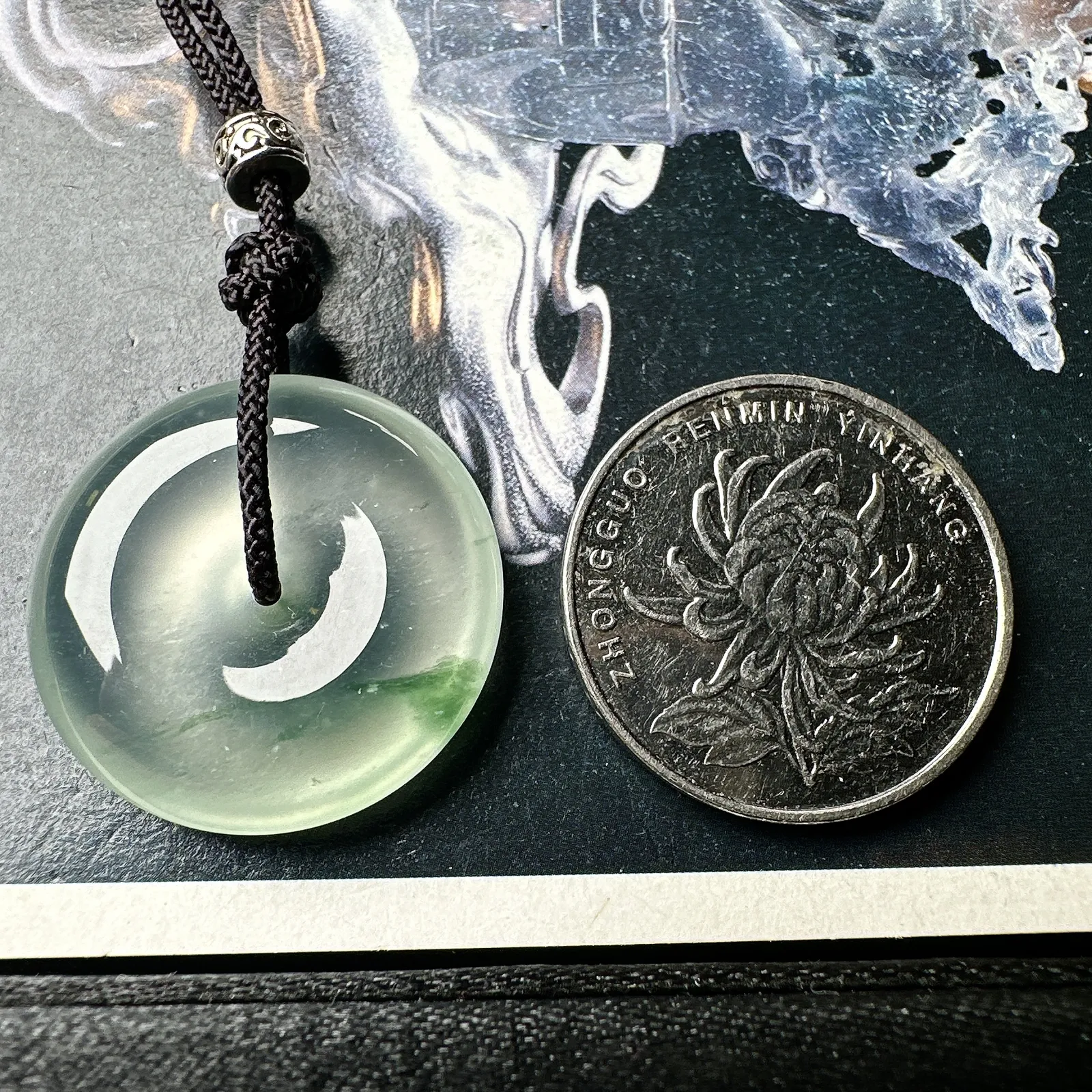 【玻璃飘草绿平安扣】质地非常细腻，冰润十足，种老冰透，荧光闪耀