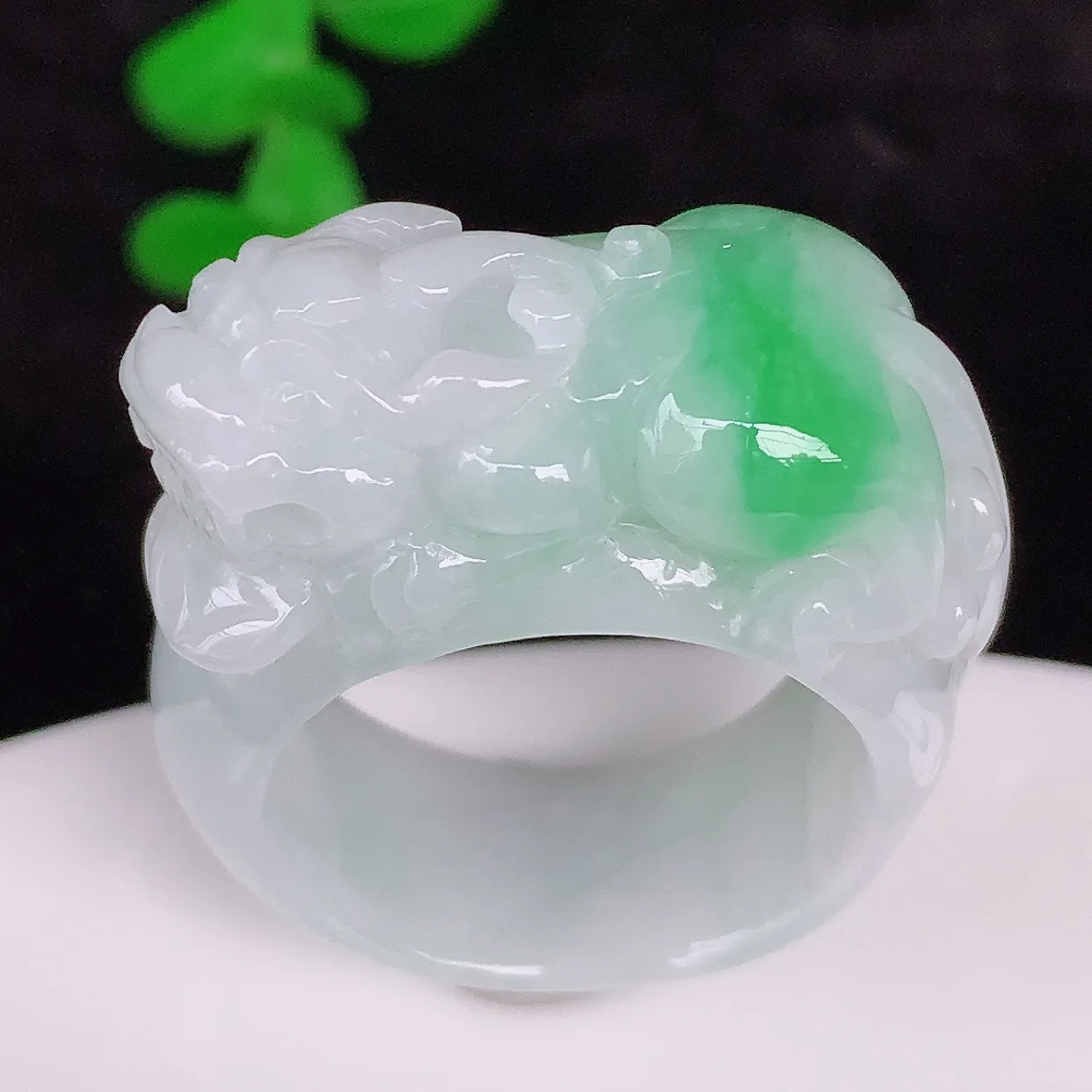 自然光实拍，冰润冰糯种飘阳绿翡翠招财貔貅20mm内径翡翠扳指，冰润指环，玉扳指，财源滚滚，玉质细腻起