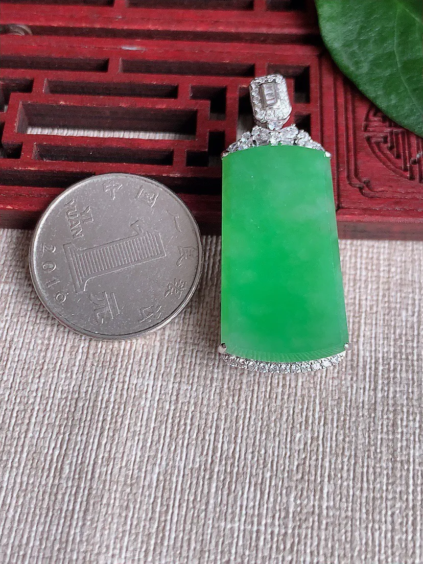 缅甸a货翡翠ddj老坑冰种18K金镶嵌甜绿无事牌吊坠 整体42.3×29.7×16.5×11mm 11.67