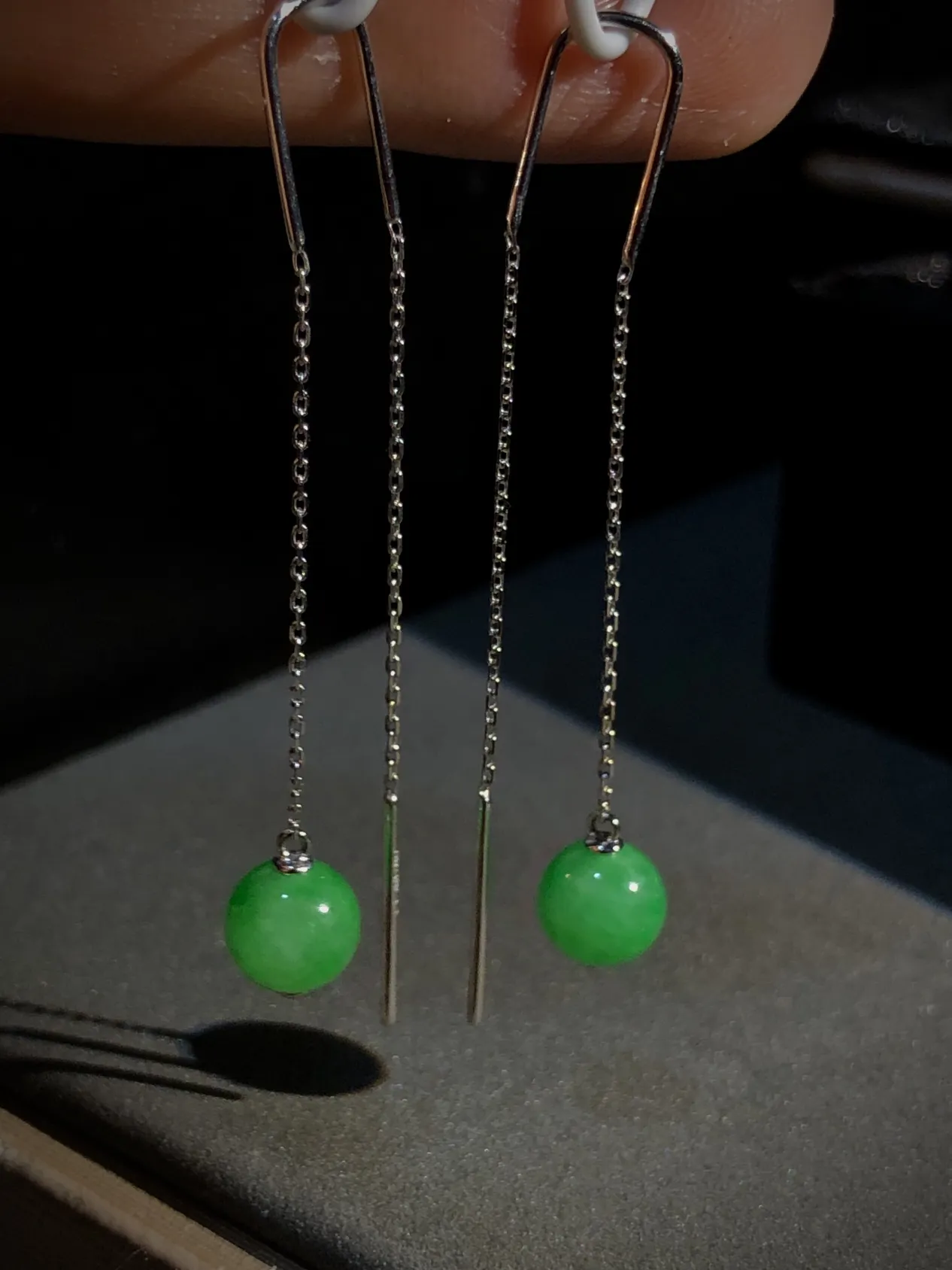 绿珠子耳线耳坠，直径6.8mm，
18K金