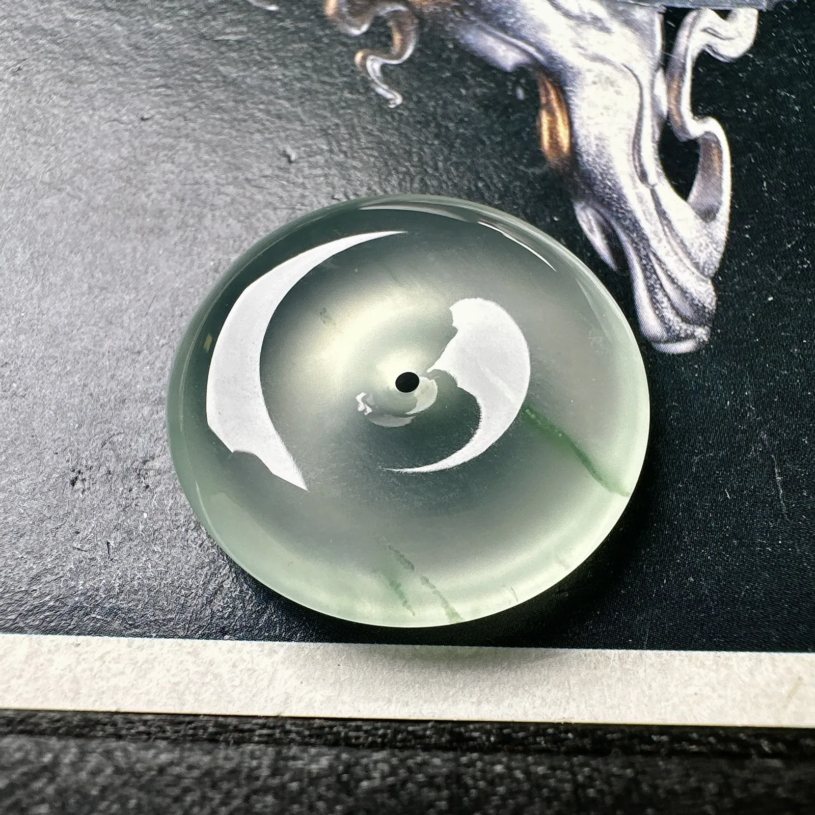 【玻璃种飘花平安扣】质地非常细腻，冰润十足，种老冰透，荧光闪耀