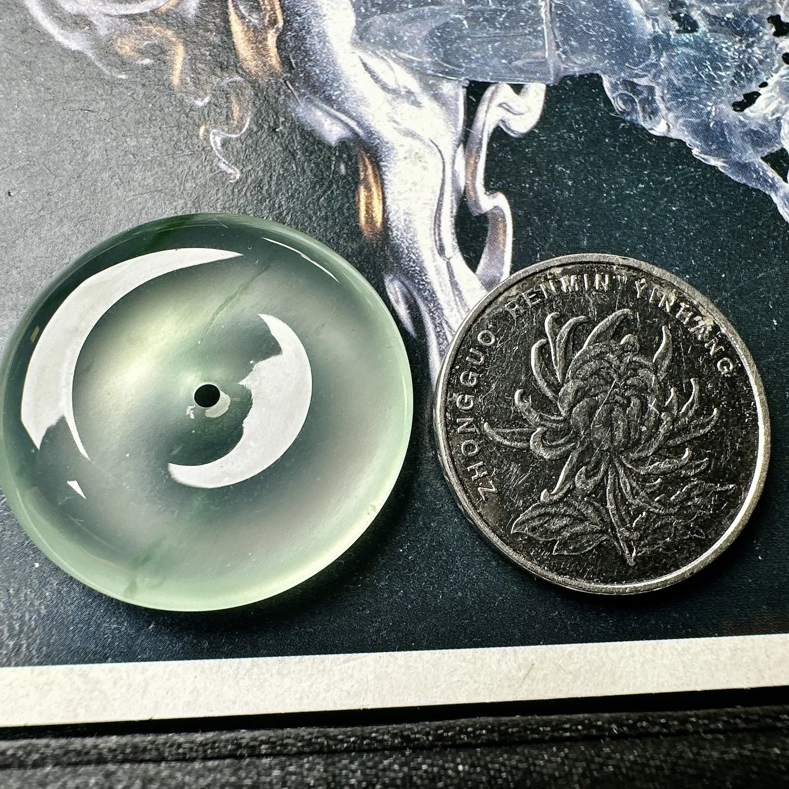 【玻璃飘绿平安扣】质地非常细腻，冰润十足，种老冰透，荧光闪耀