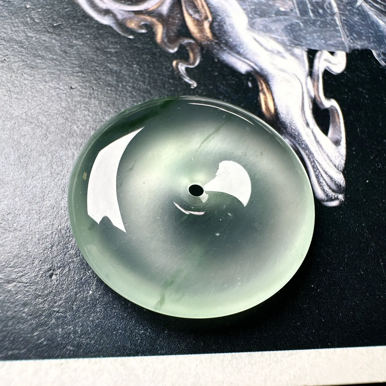 【玻璃飘绿平安扣】质地非常细腻，冰润十足，种老冰透，荧光闪耀