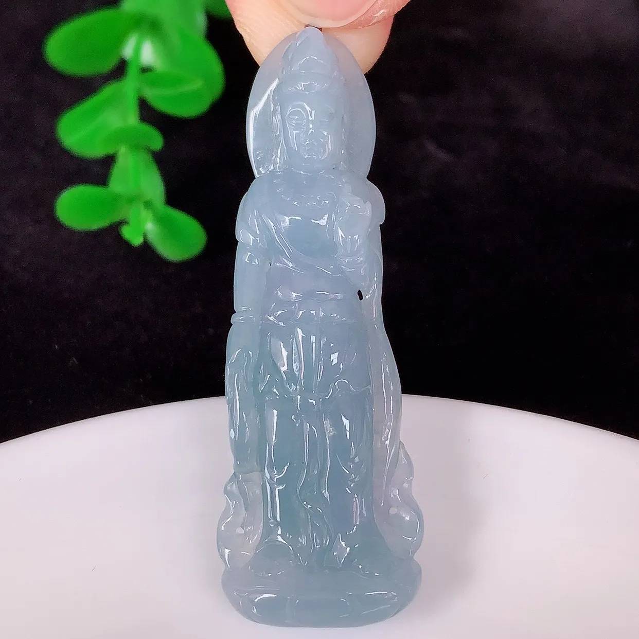 自然光实拍，冰糯种紫罗兰翡翠正装观音吊坠，赐福翡翠观音，翠色迷人，观音面相端庄，佩戴时尚出众！#89.22