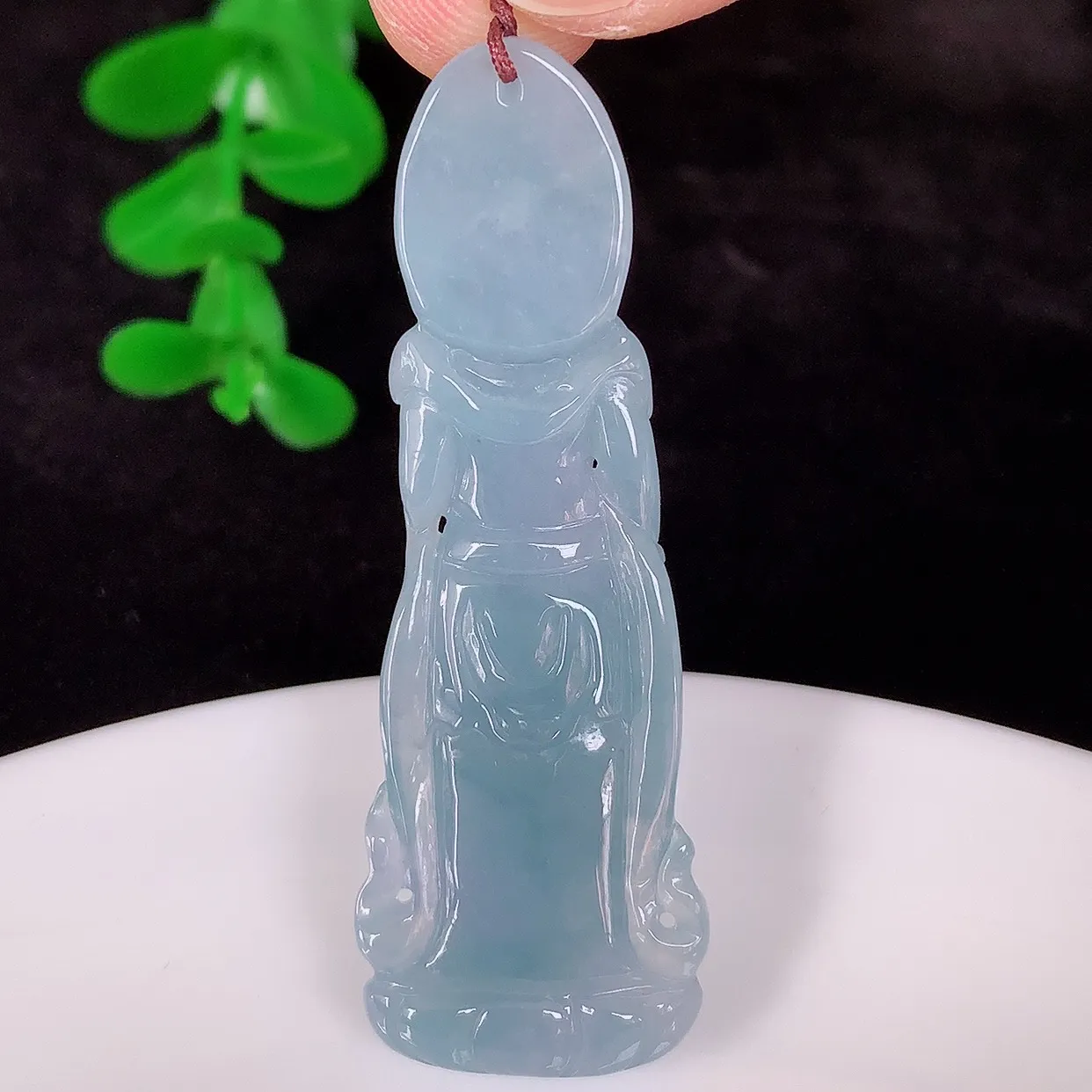 自然光实拍，冰糯种紫罗兰翡翠正装观音吊坠，赐福翡翠观音，翠色迷人，观音面相端庄，佩戴时尚出众！#89.22