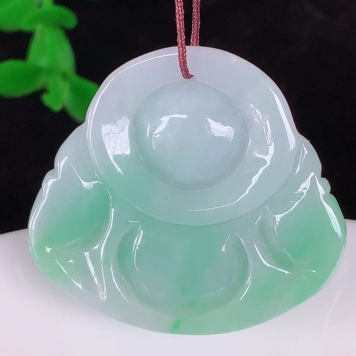 自然光实拍，厚装冰润冰糯种飘阳绿翡翠佛公吊坠，饱满， 佛公亦保平安，寓意有福（佛公）相伴，配戴优雅迷人！#46.22