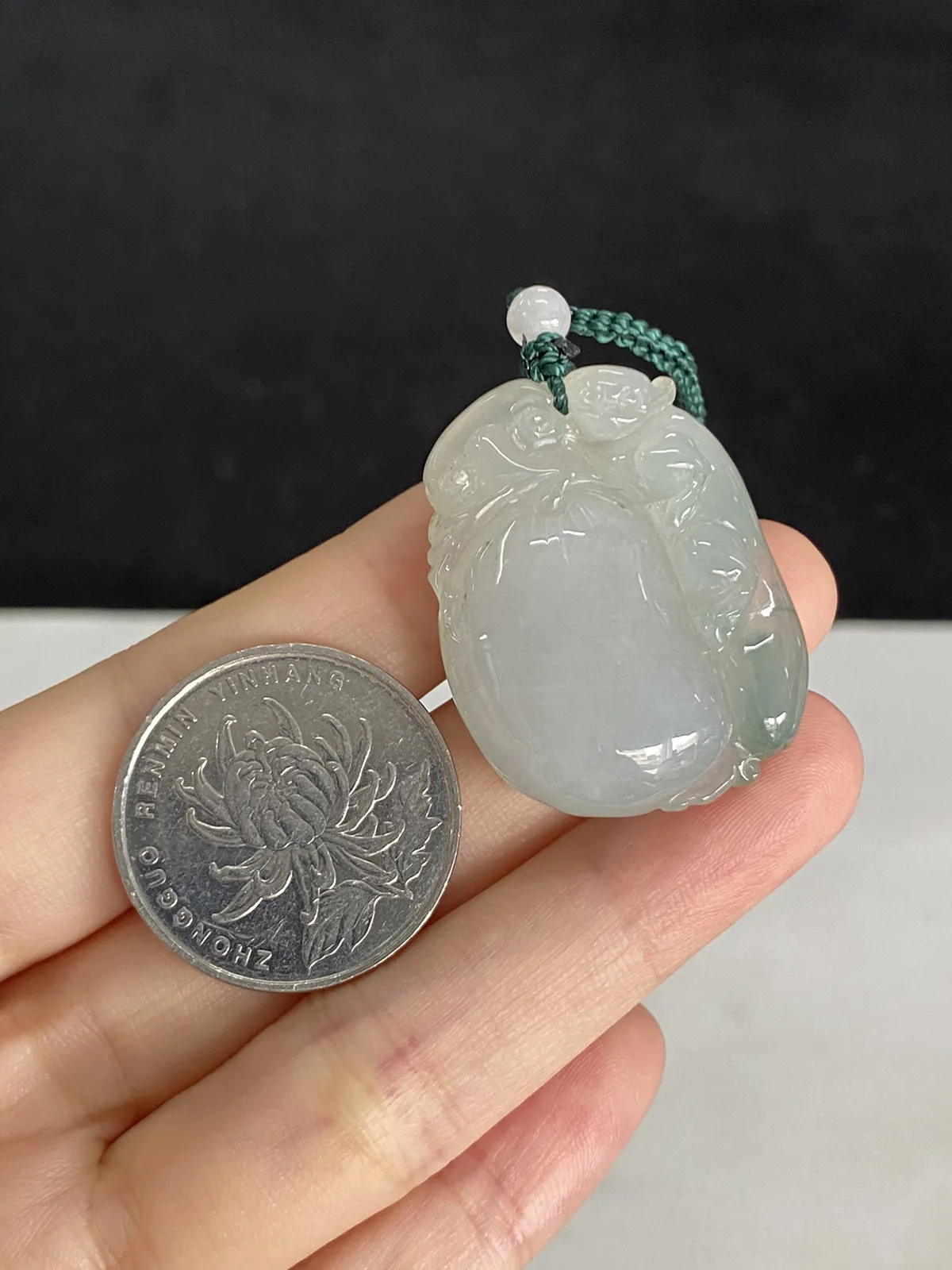 翡翠冰糯种淡绿色吊坠，配珠未测