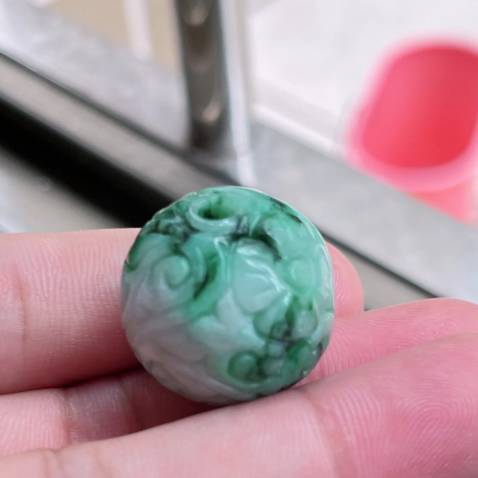 自然光实拍  水润精工冰透飘阳绿23mm回纹珠特色龙珠。玉质细腻莹润 雕工精湛，佩戴高雅大方   线条优美 lww尺寸:22.5-24mm