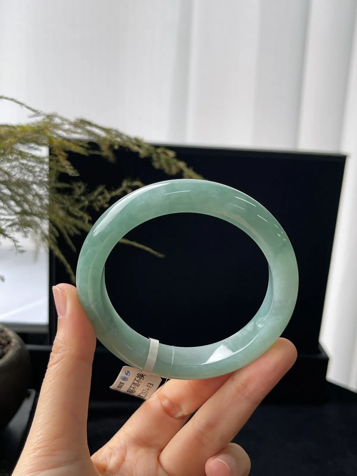 正圈57圈口，翡翠糯化种淡绿色手镯