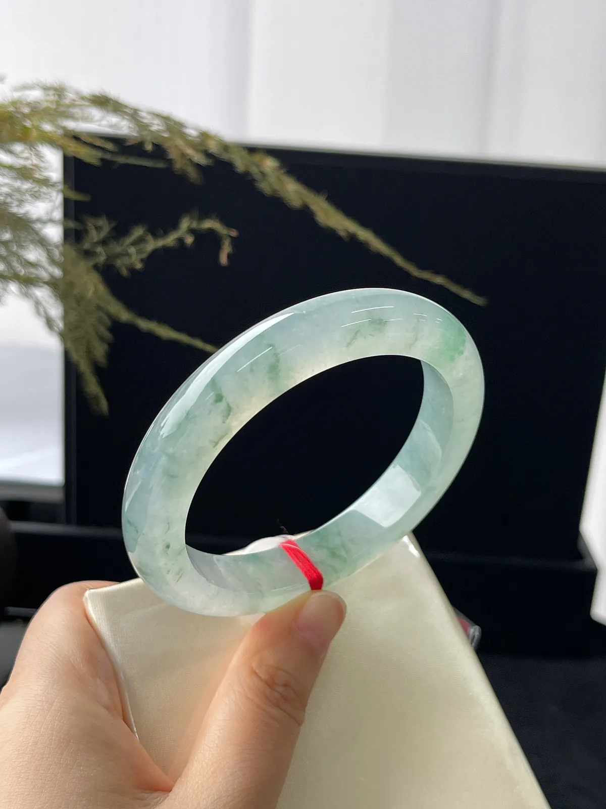 正圈57.6圈口，冰种飘绿，光感强