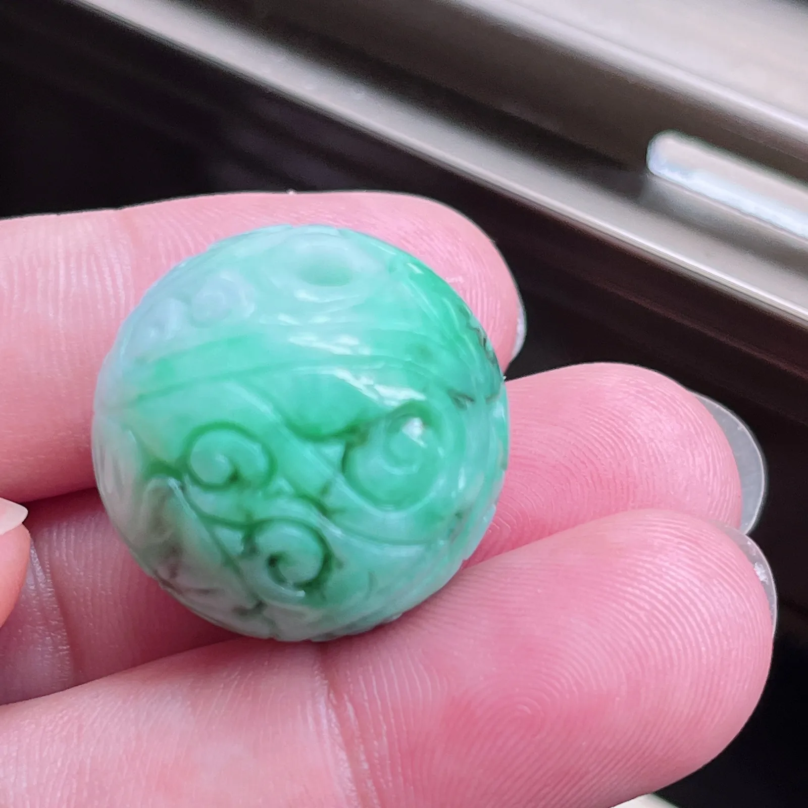 自然光实拍  水润精工冰透飘阳绿24mm回纹珠特色龙珠。玉质细腻莹润 雕工精湛，佩戴高雅大方   线条优美 lww尺寸:23.5-24mm
