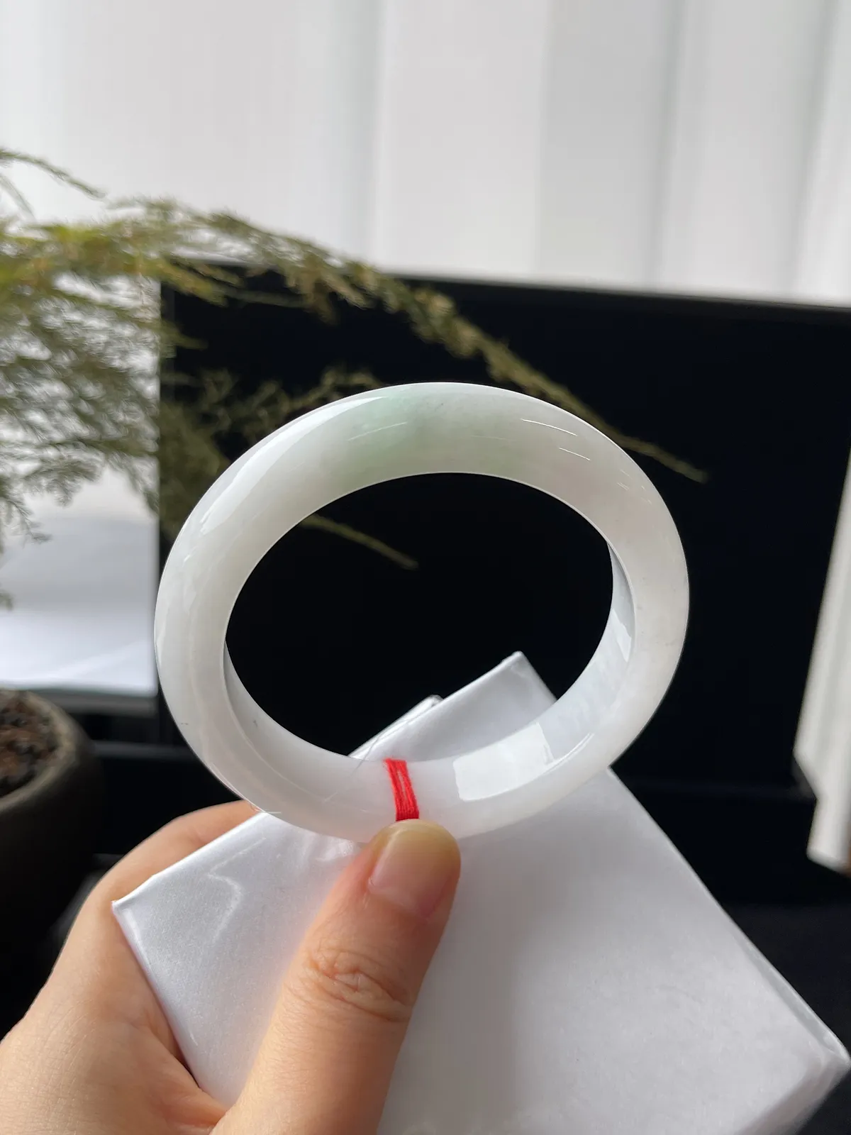 正圈55圈口，翡翠糯化种白色飘绿手镯