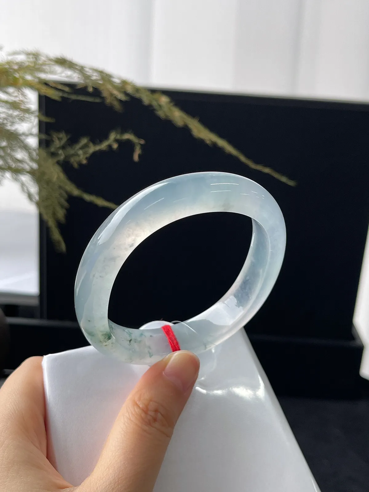 贵妃镯55.1圈口，翡翠冰种白色飘花手镯