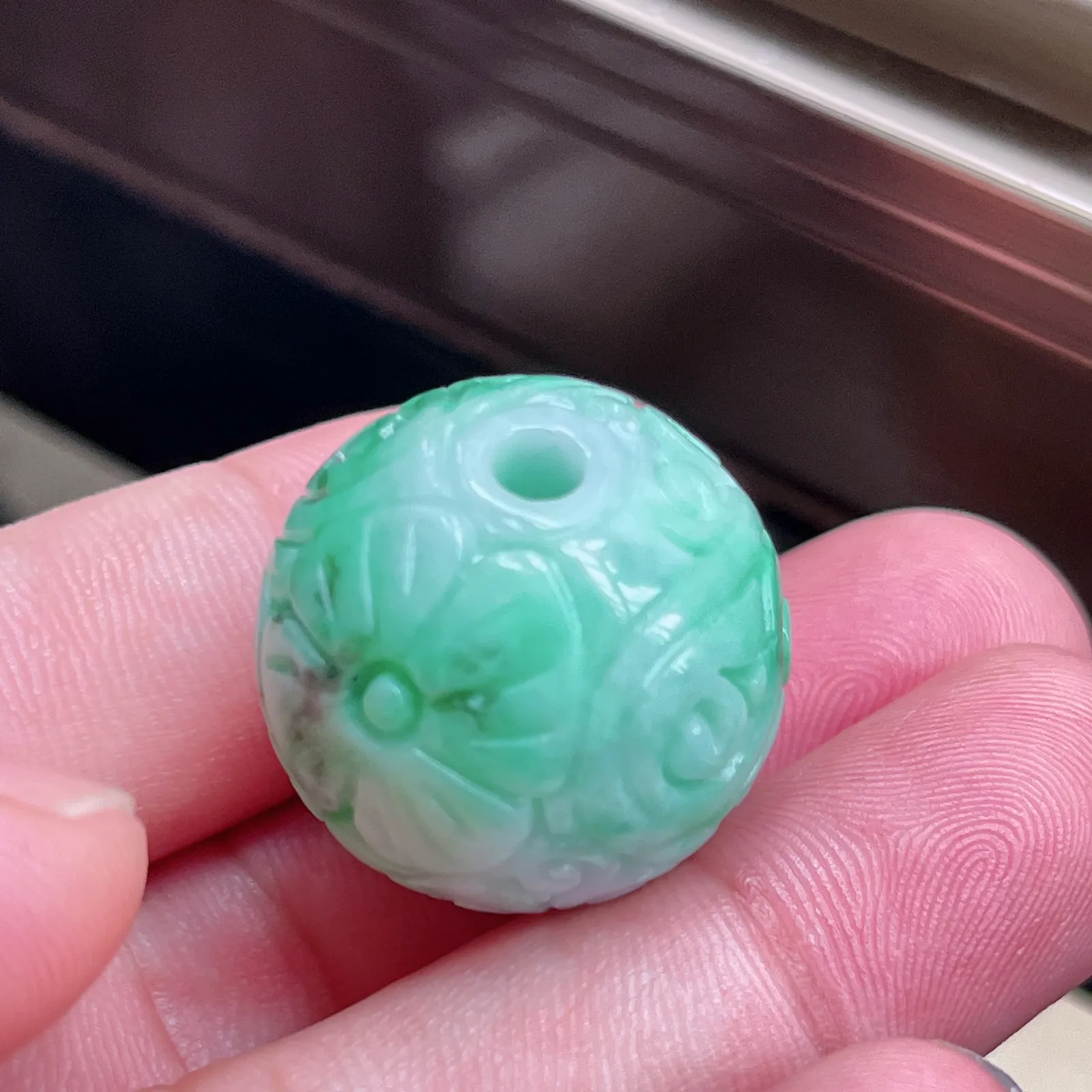 自然光实拍  水润精工冰透飘阳绿24mm回纹珠特色龙珠。玉质细腻莹润 雕工精湛，佩戴高雅大方   线条优美 lww尺寸:23.5-24mm