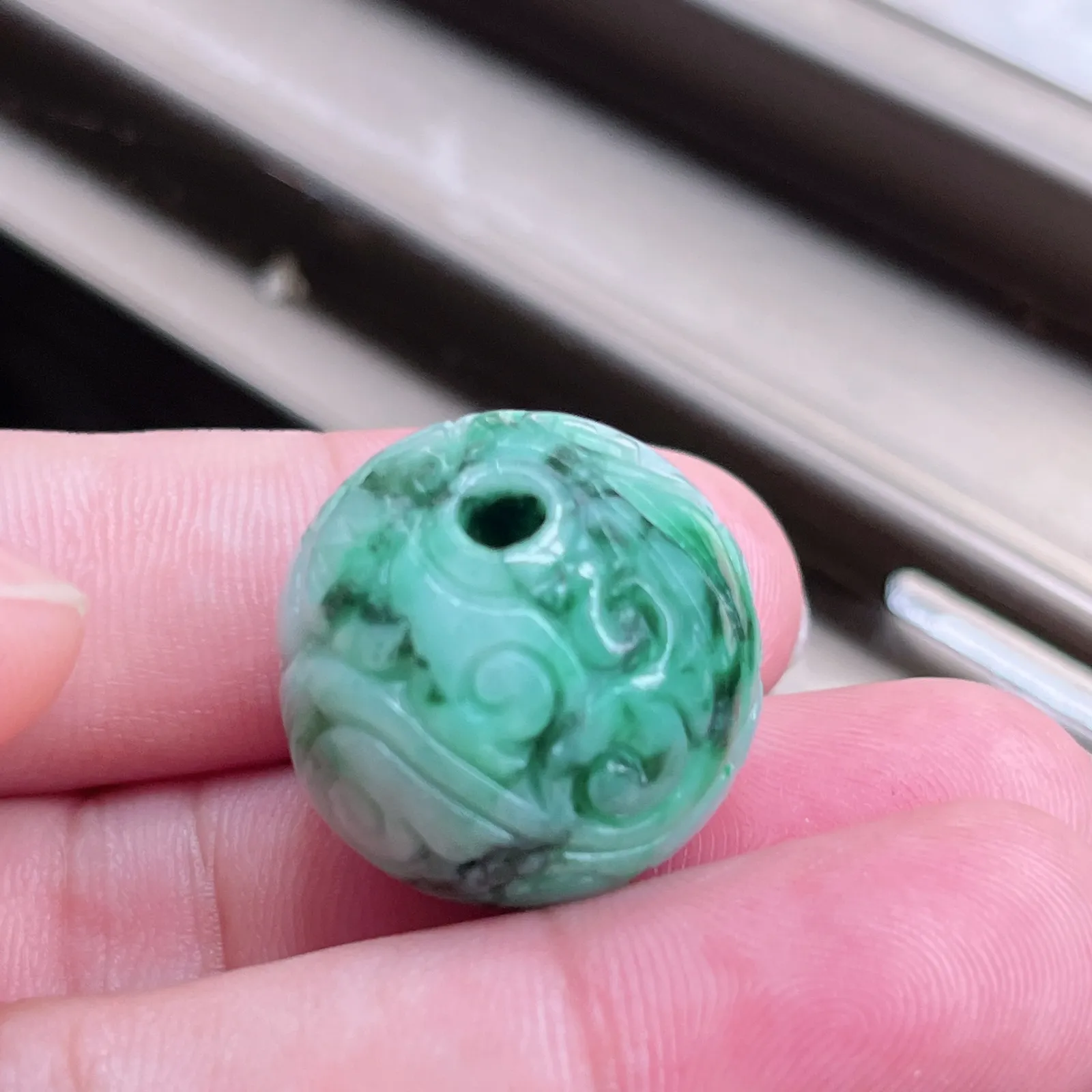 自然光实拍  水润精工冰透飘阳绿23mm回纹珠特色龙珠。玉质细腻莹润 雕工精湛，佩戴高雅大方   线条优美 lww尺寸:22.5-24mm