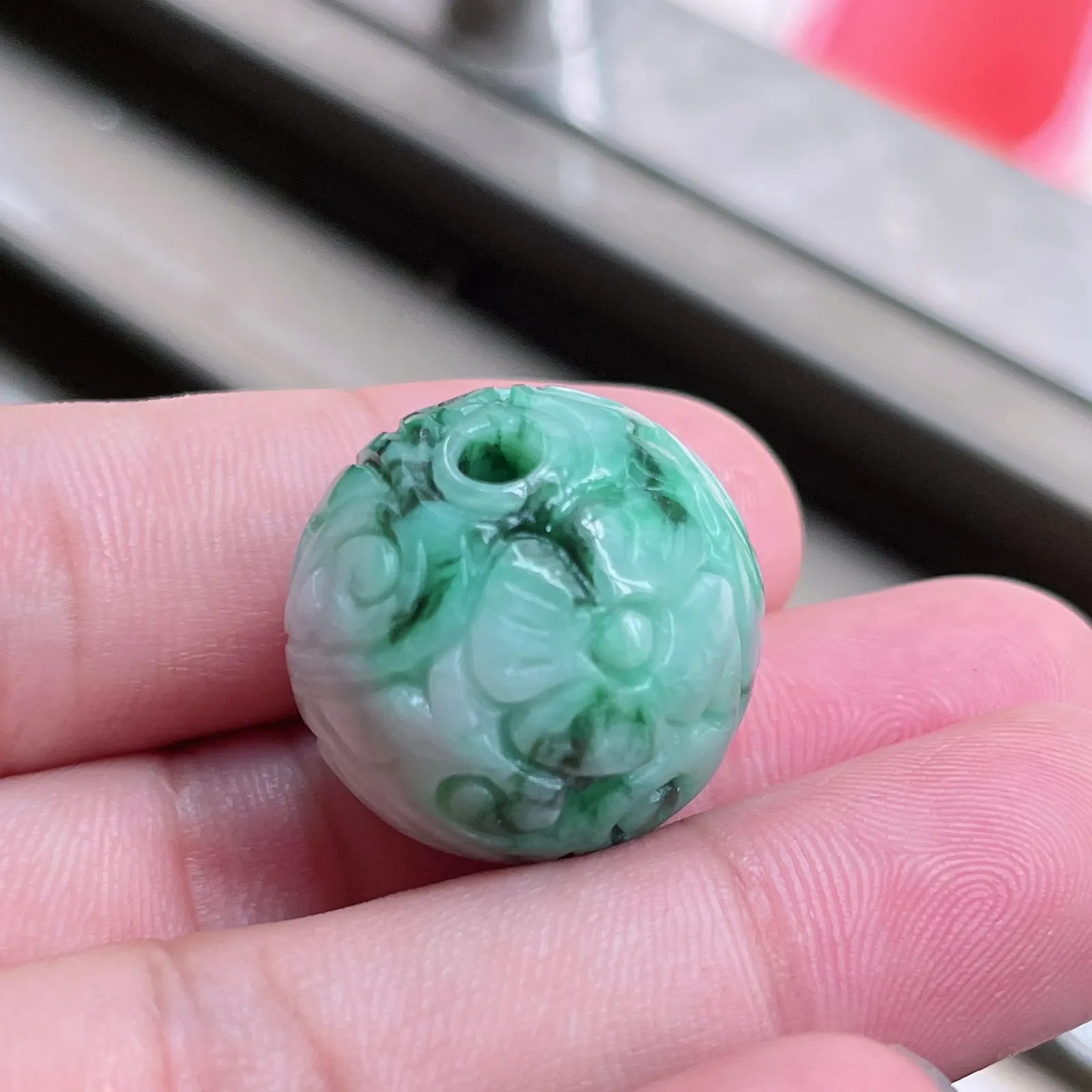 自然光实拍  水润精工冰透飘阳绿23mm回纹珠特色龙珠。玉质细腻莹润 雕工精湛，佩戴高雅大方   线条优美 lww尺寸:22.5-24mm