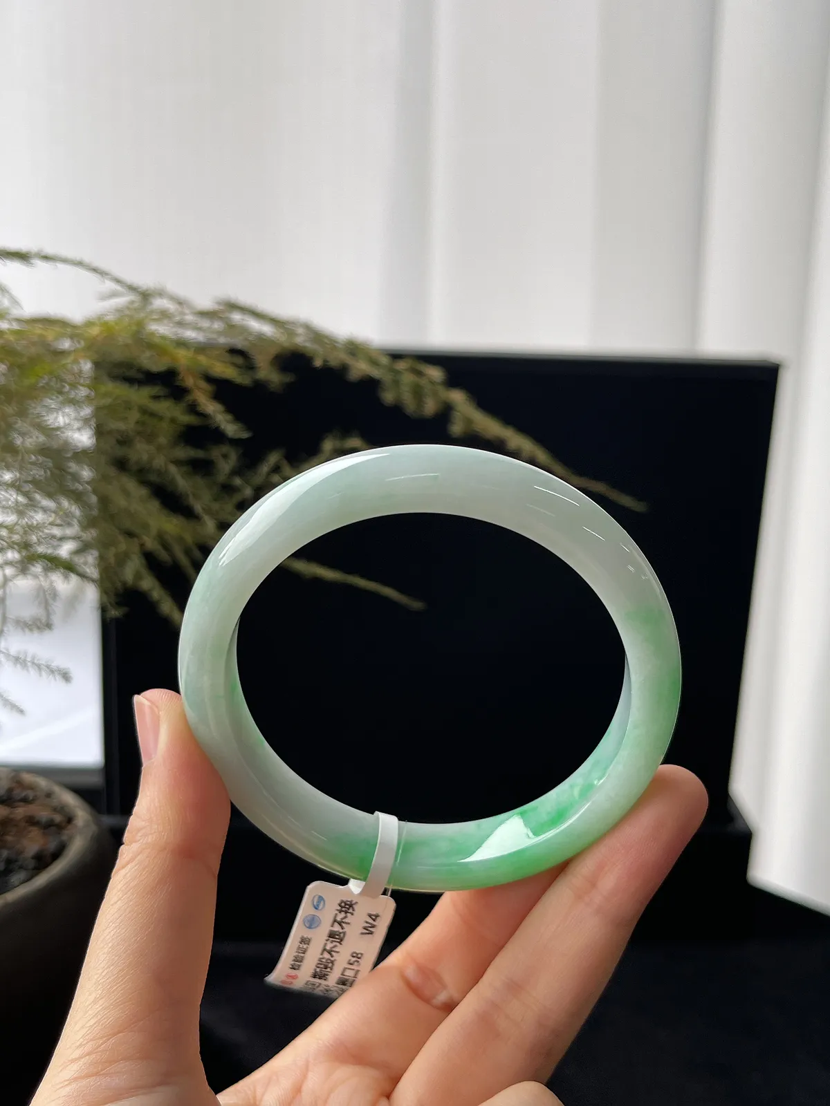 正圈58圈口，翡翠糯化种飘绿手镯