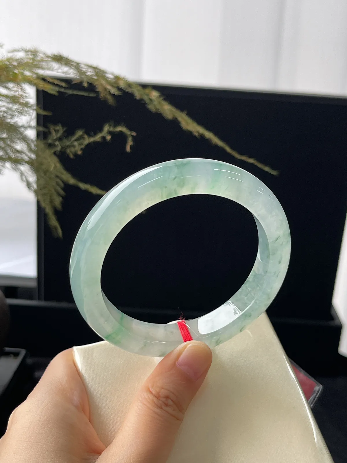 正圈57.6圈口，冰种飘绿，光感强