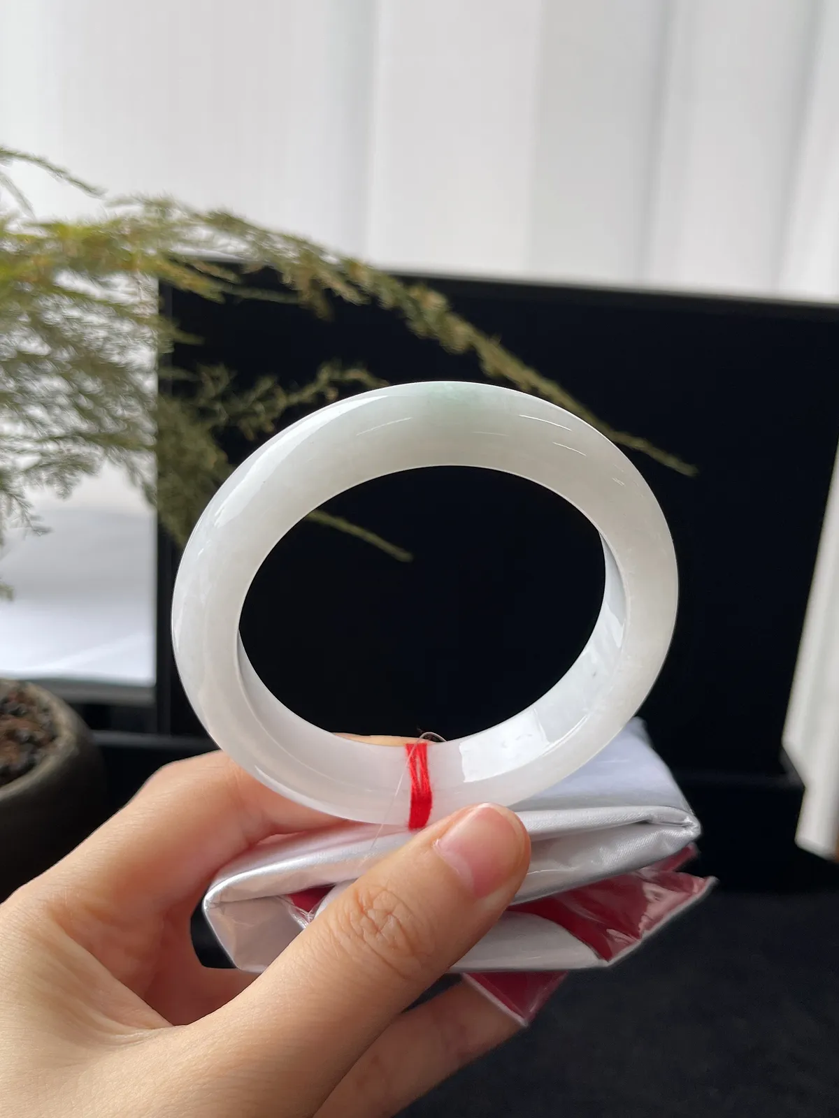 正圈55圈口，翡翠糯化种白色飘绿手镯