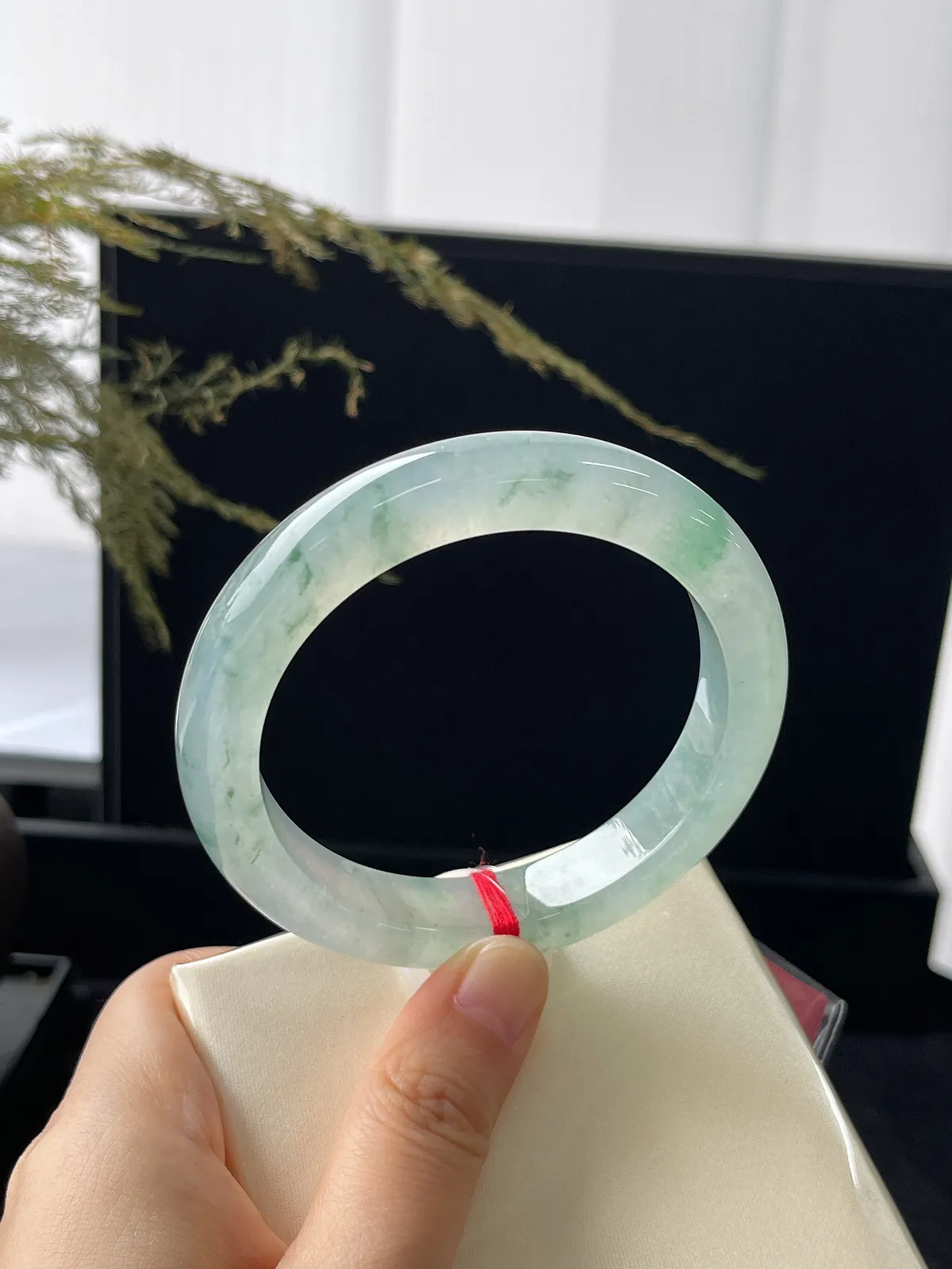 正圈57.6圈口，冰种飘绿，光感强