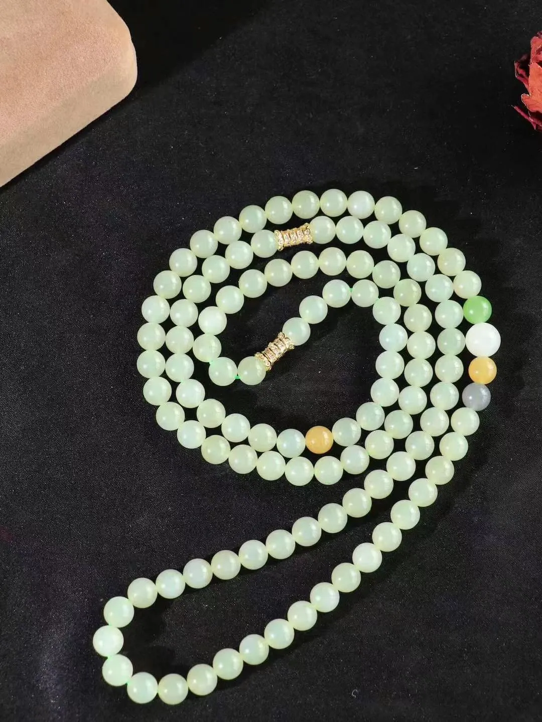 一套【珠圆玉润.套装】

精品和田玉冰晴水珠圆玉润套装 玉质细腻油润 饱满光滑 质朴无华，悠远简单，人心境界远，百世修炼深，心灵常驻善意持，觉悟人生百世修。项链重70.4克 尺寸取一7.8mm   手串重18.5克  尺寸取一7.8mm  75402421L