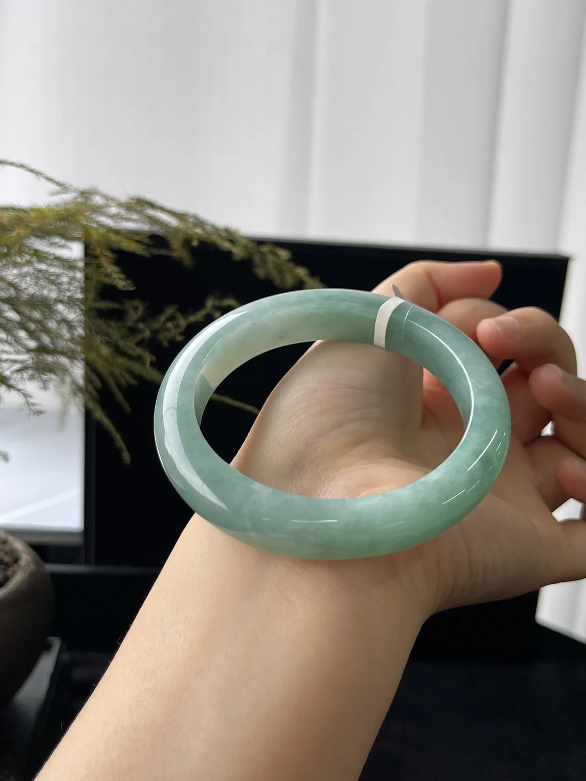 正圈57圈口，翡翠糯化种淡绿色手镯