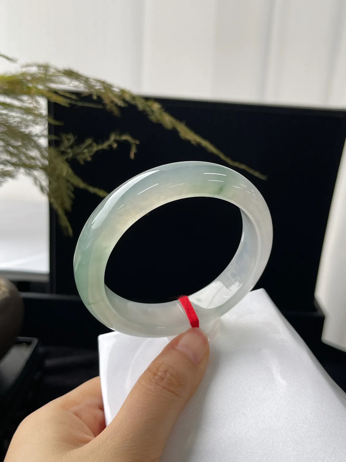 正圈56圈口，翡翠冰种飘绿手镯