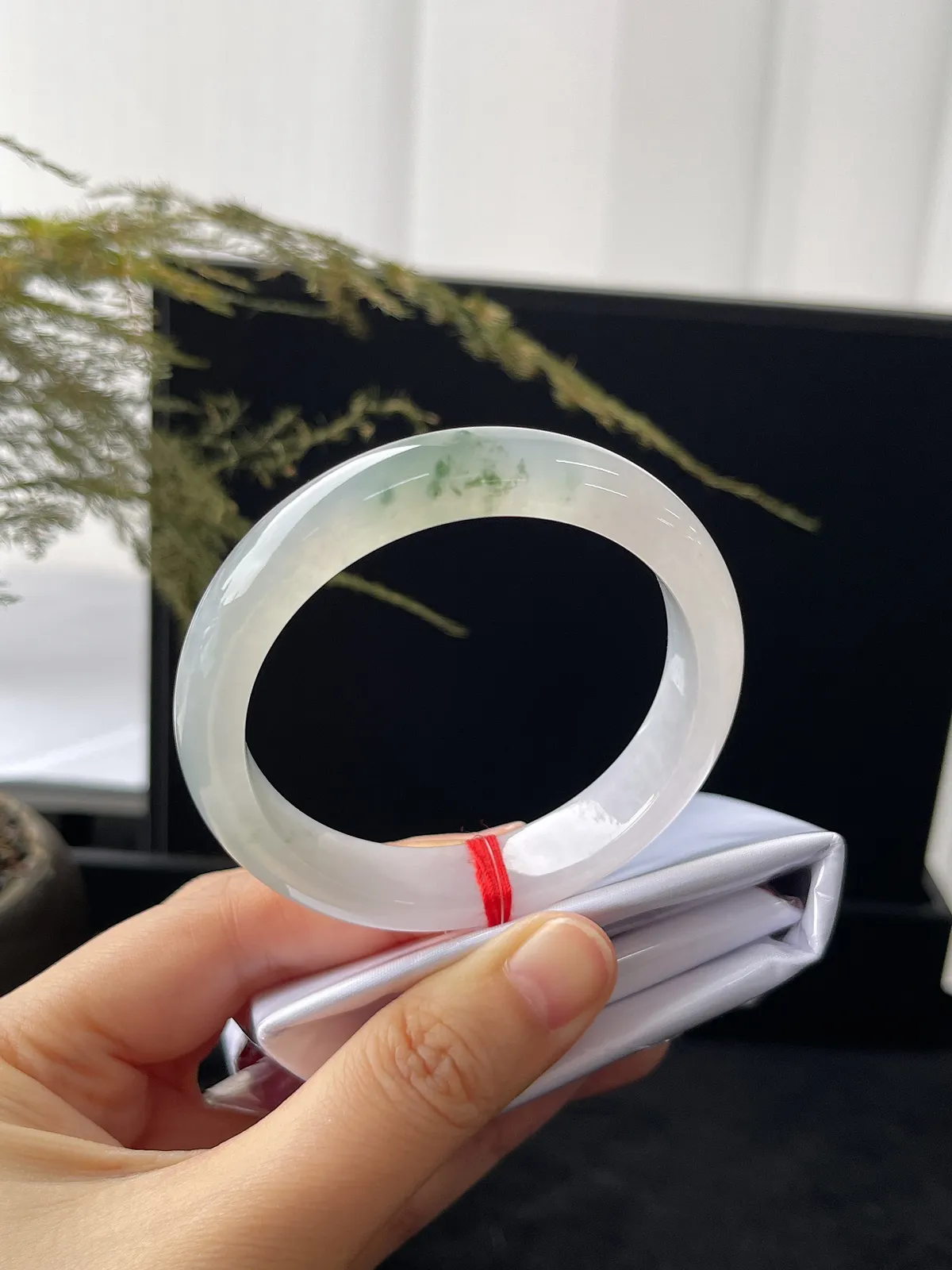 正圈51.8圈口，翡翠冰糯种飘绿手镯