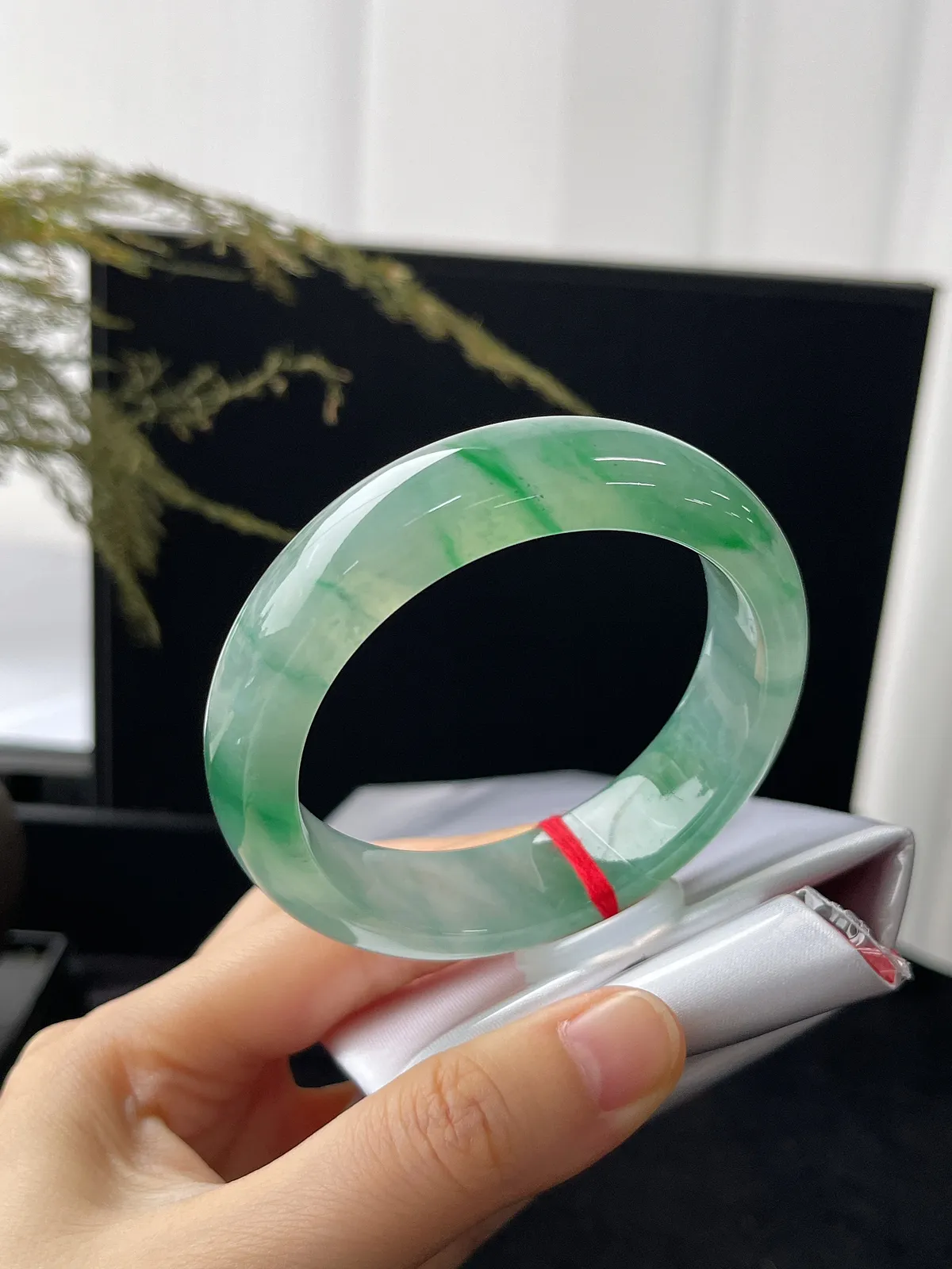 正圈54.2圈口，翡翠冰种飘绿手镯