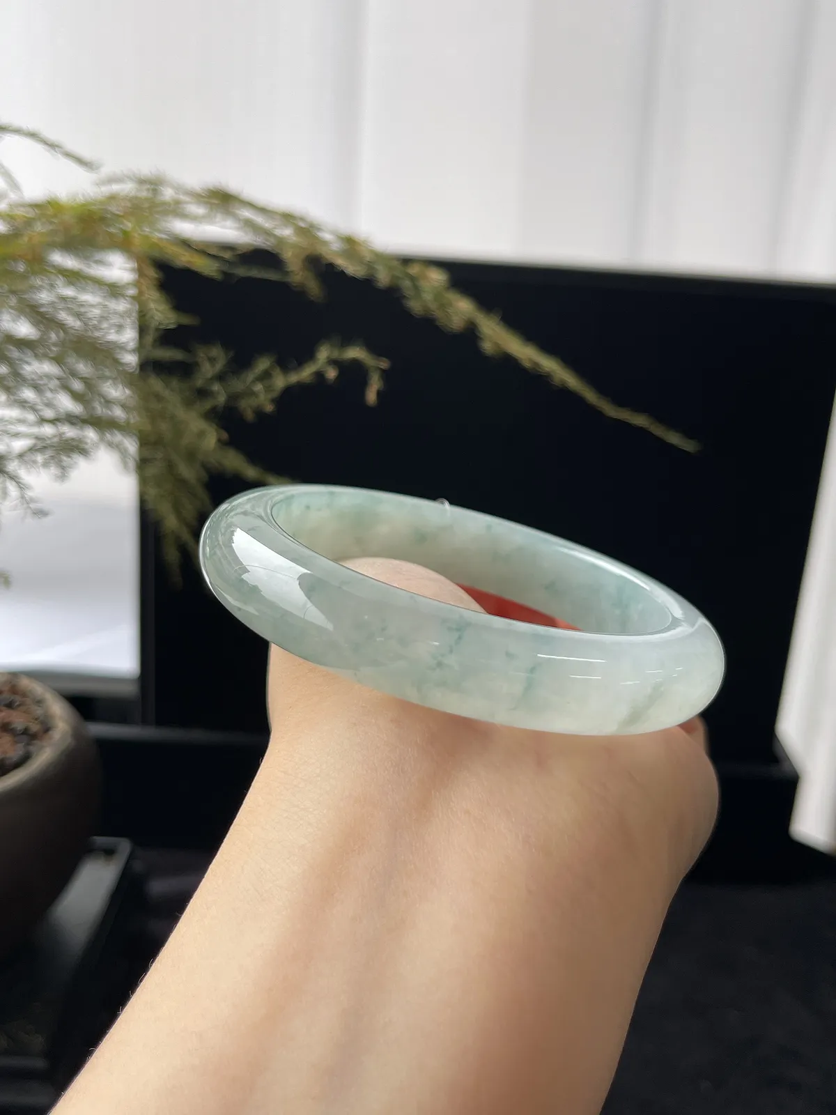 正圈57.8圈口，翡翠冰糯种飘绿手镯