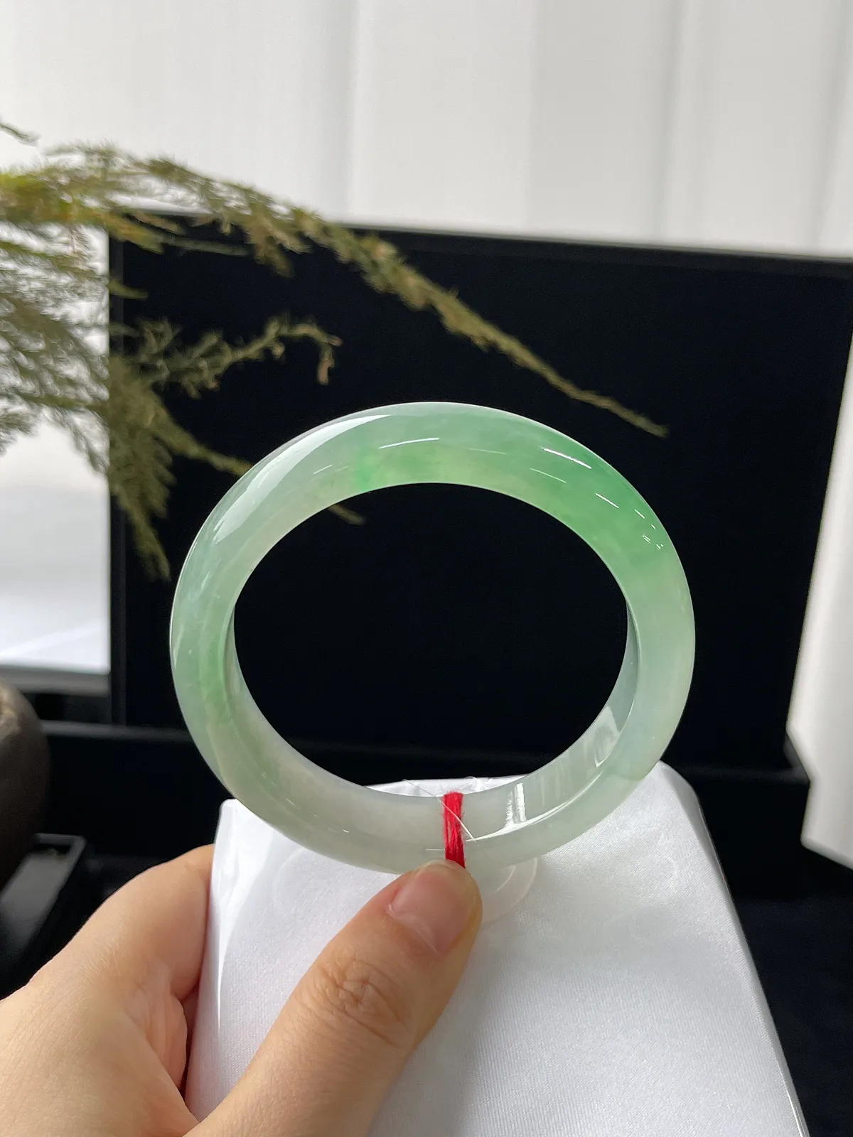 正圈56.4圈口，翡翠冰种飘绿手镯