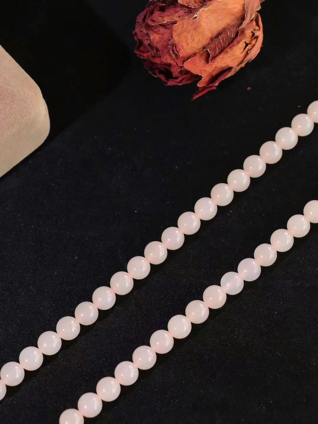 一套【珠圆玉润.套装】

精品和田玉藕粉珠圆玉润套装 玉质细腻油润 饱满光滑 质朴无华，悠远简单，人心境界远，百世修炼深，心灵常驻善意持，觉悟人生百世修。项链重67.5克 尺寸取一7.7mm   手串重17.9克  尺寸取一7.7mm  75402421L