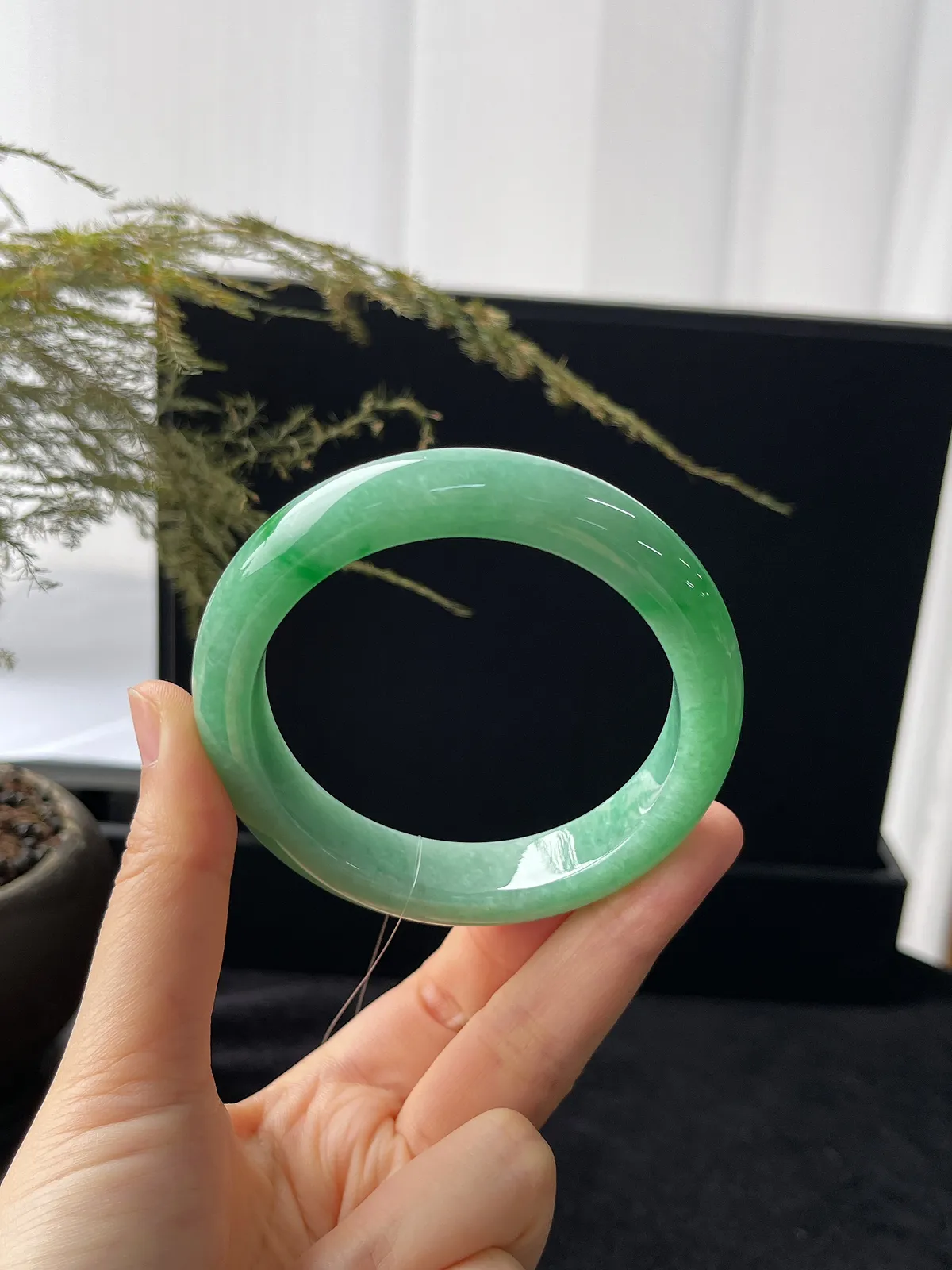 正圈57圈口，翡翠糯化种飘绿手镯