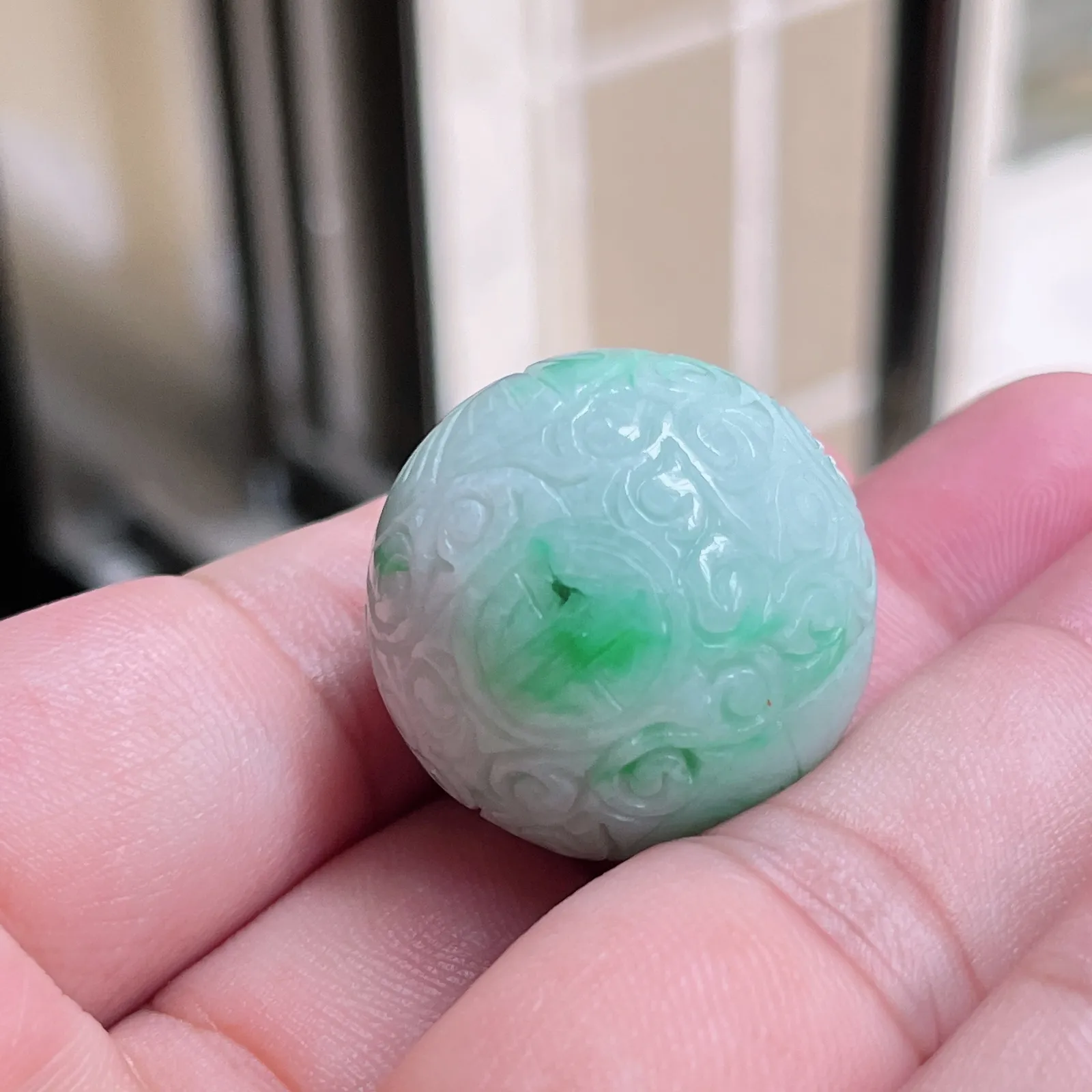 自然光实拍  水润精工冰透飘阳绿27mm回纹珠特色龙珠。玉质细腻莹润 雕工精湛，佩戴高雅大方   线条优美 lww尺寸:27mm