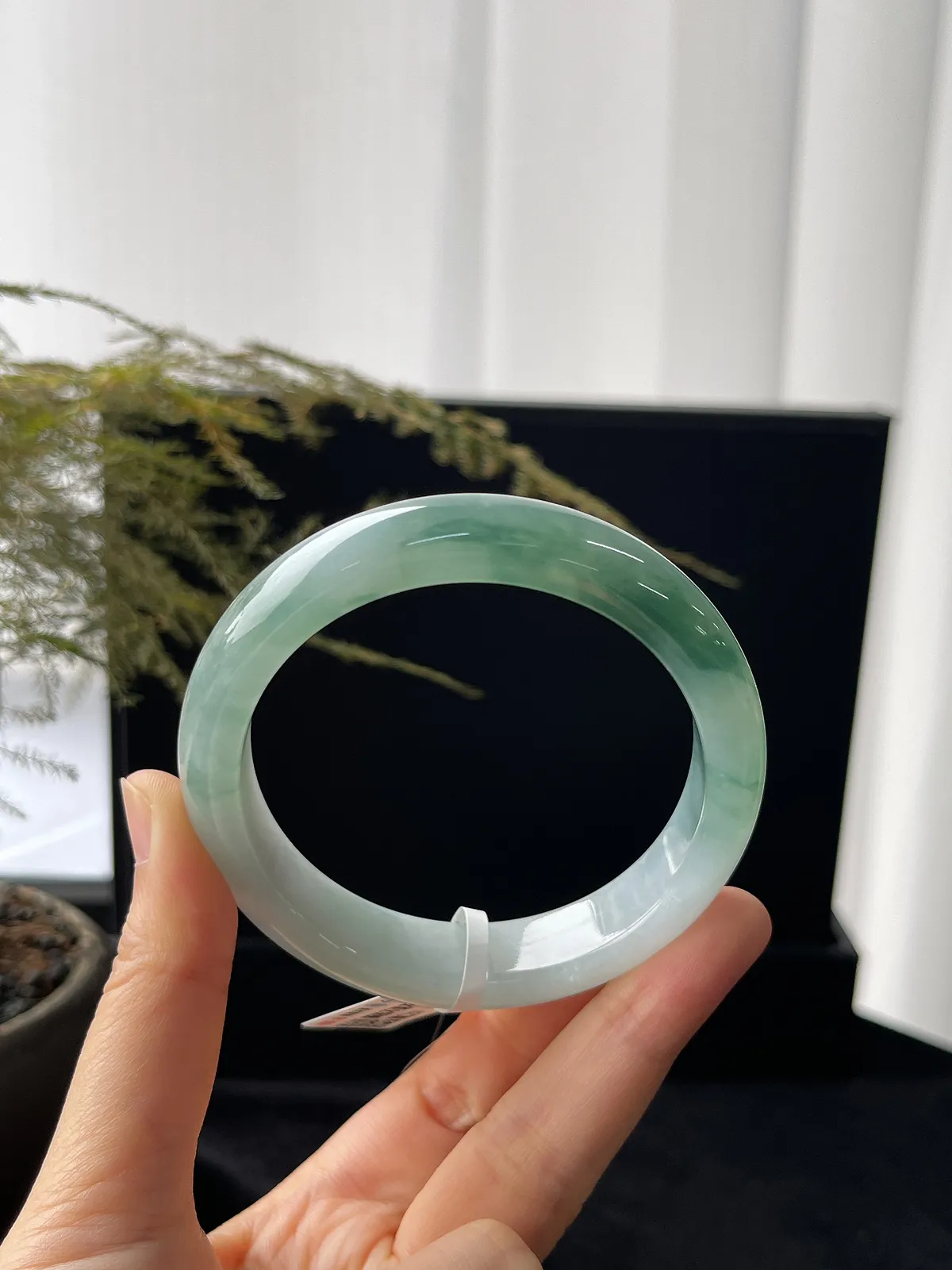 正圈57圈口，翡翠冰糯种飘绿手镯