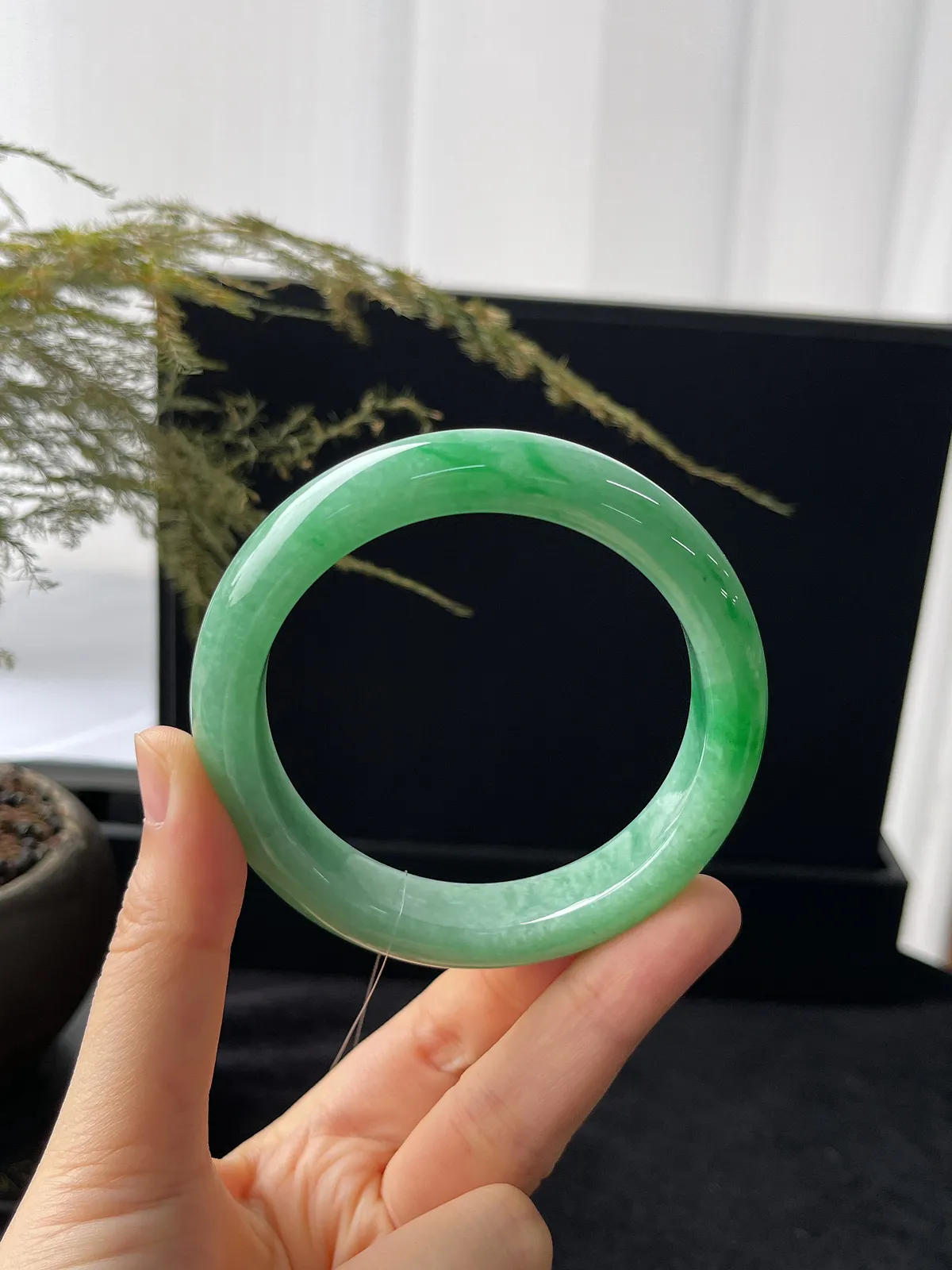 正圈57圈口，翡翠糯化种飘绿手镯